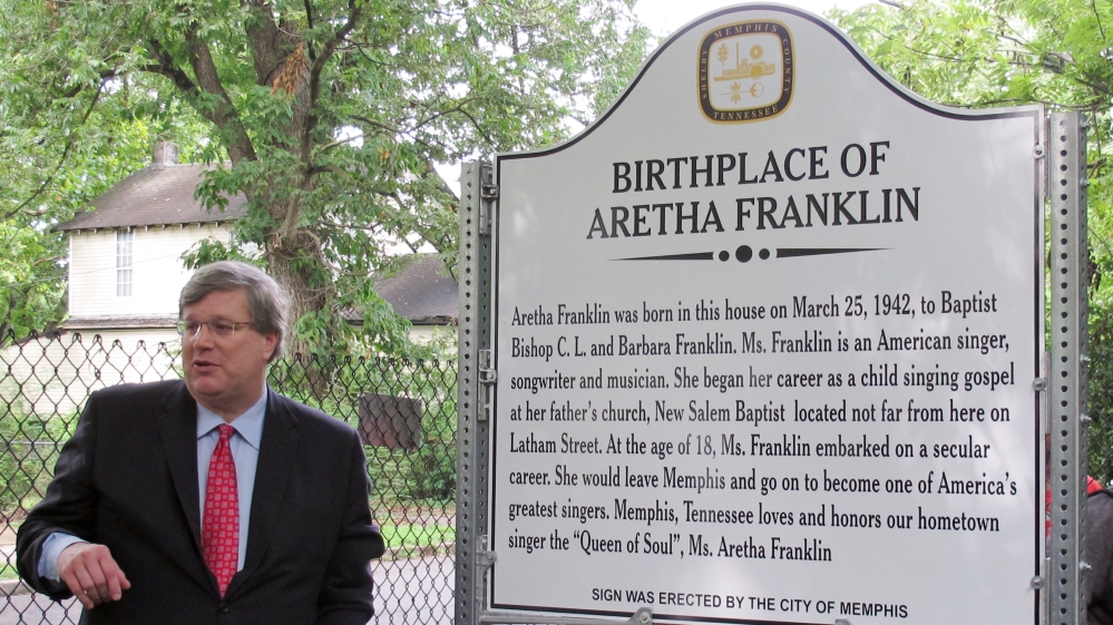 Franklin was born in the US city of Memphis, Tennessee, to gospel singer parents Clarence and Barbara [File: Adrian Sainz/AP]