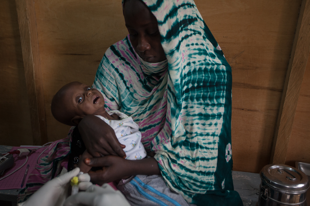 It is Naher Mahat Nour, 8 months old, 6th time at the hospital. He is sick since birth and his parents tried everything: classical pediatrics, traditional healer who prepared a concoction of bark to d