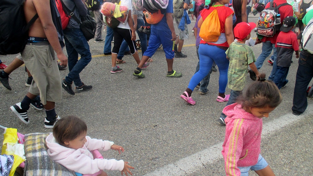 Many families with small children are among the thousands of Honduran migrants and refugees fleeing to the US [Sandra Cuffe/Al Jazeera] 