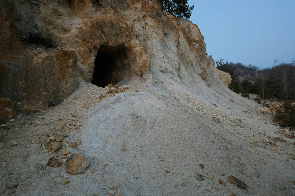 Mining activities throughout different time periods have made the entrails of the mountains surrounding Ro?ia look like Swiss cheese, as some locals describe it. Tens of kilometers of galleries belong