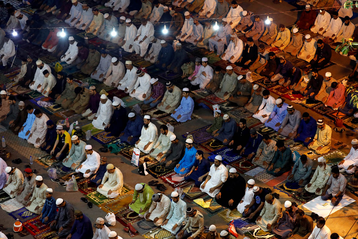Pakistani Muslims attend an evening mass prayer session called "tarawih" to mark the fasting month of Ramadan, along the road in Karachi, Pakistan, May 6, 2019. REUTERS/Akhtar Soomro TPX IMAGES OF THE