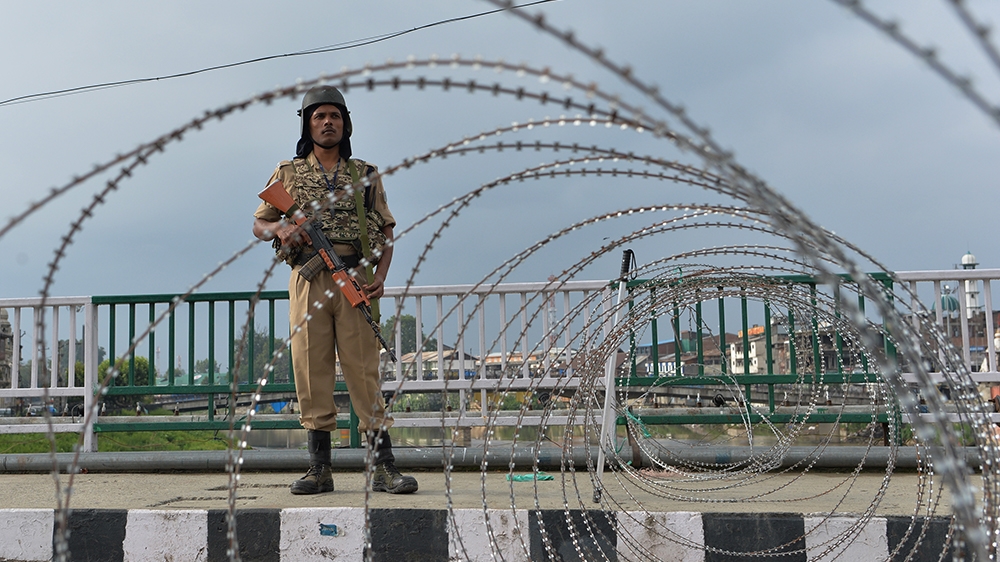A security personnel stands guard on a street during a lockdown in Srinagar on August 11, 2019, after the Indian government stripped Jammu and Kashmir of its autonomy. (Photo by Sajjad HUSSAIN / AFP)