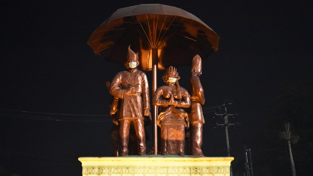 As Jambi battles forest fires that have produced a toxic smog, even the city’s statues have masks.