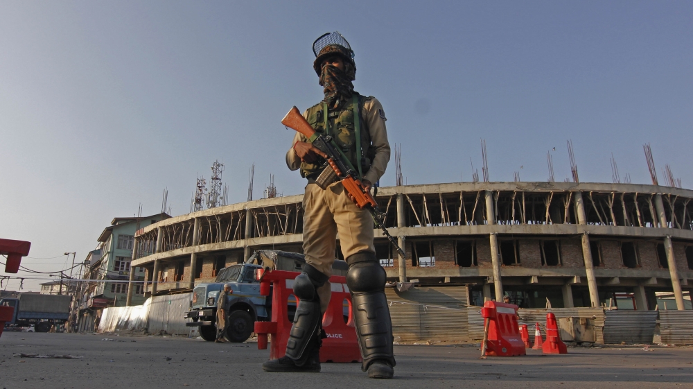 Strict curfew like restrictions in Srinagar