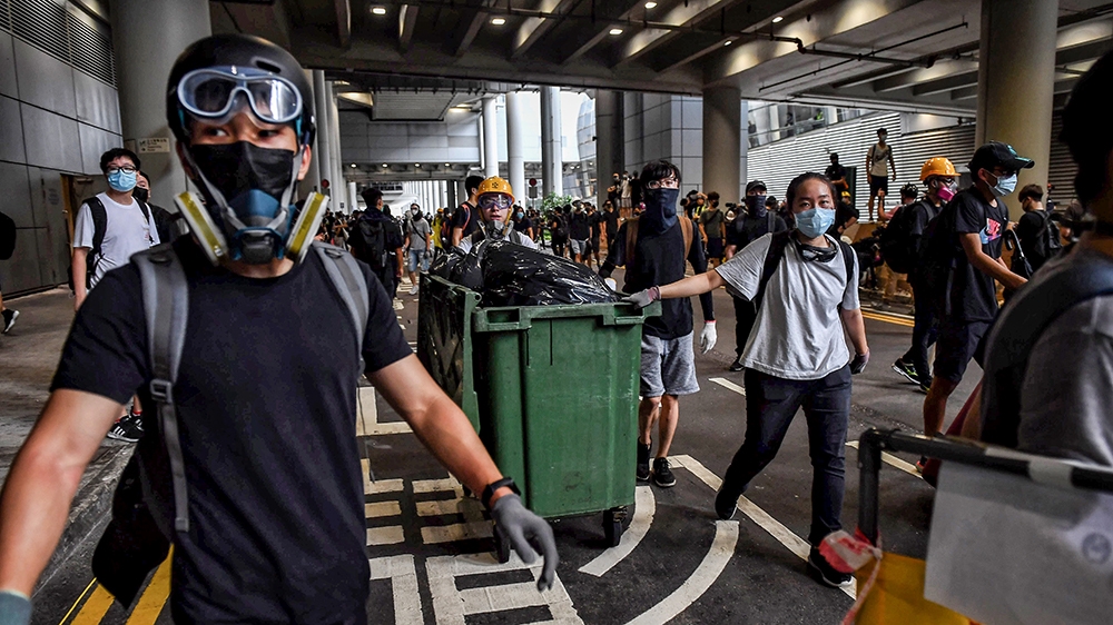 Protesters build barricades at Hong Kong International Airport on September 1, 2019. - Hundreds of Hong Kong pro-democracy activists attempted to block transport routes to the city''s airport on Septem
