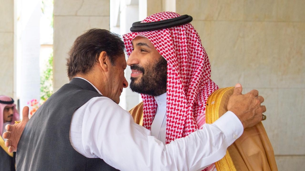 Pakistan''s Prime Minister Imran Khan is welcomed by Saudi Arabia''s Crown Prince Mohammed bin Salman in Jeddah