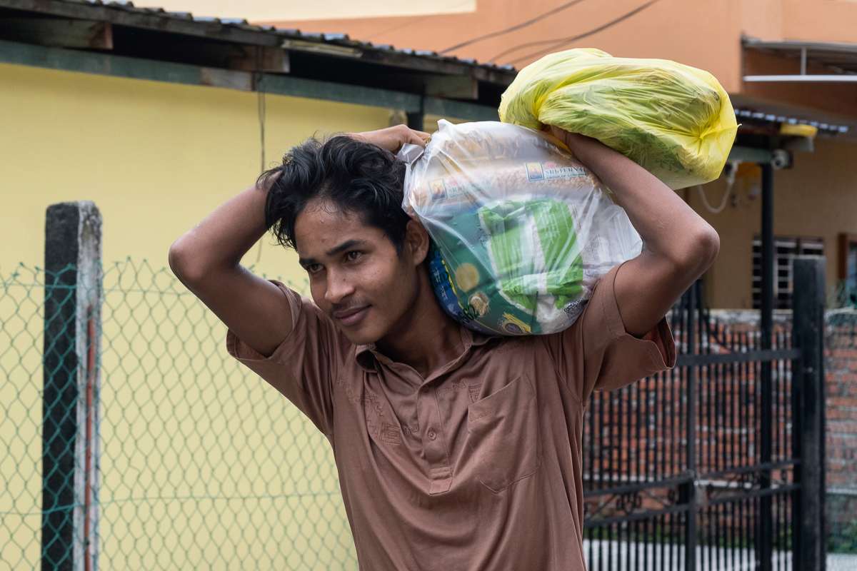 Each bag of dry food contained 10 kg of rice, 1 kg of sugar, 1 liter cooking oil, 1 kg lentils, 1 pack of instant noodles, 1 pack of cheese crackers, 1 pack of coffee, 1 can of condensed milk. “This b