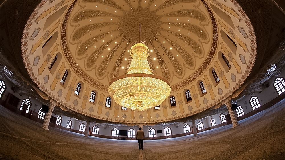 A man prays inside the closed Moussawi Grand Mosque in Basra on April 3, 2020. - Iraq has confirmed more than 500 COVID-19 cases and 42 deaths from the respiratory disease, but the real numbers are li