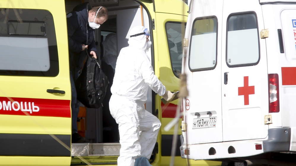 Health officials wearing protective suits transport a patient, who shows coronavirus symptoms, to Kommunarka Hospital, as the spread of the virus continues rapidly amid precautions by the government in Moscow. [Anadolu Agency]