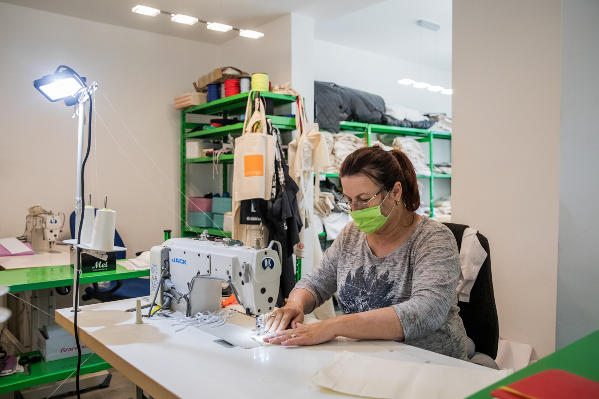Atelierul de Panza (The Cloth Workshop) used to make eco friendly cotton bags. They came with the idea to start producing masks by first making some to protect their employees. Now, they donated over
