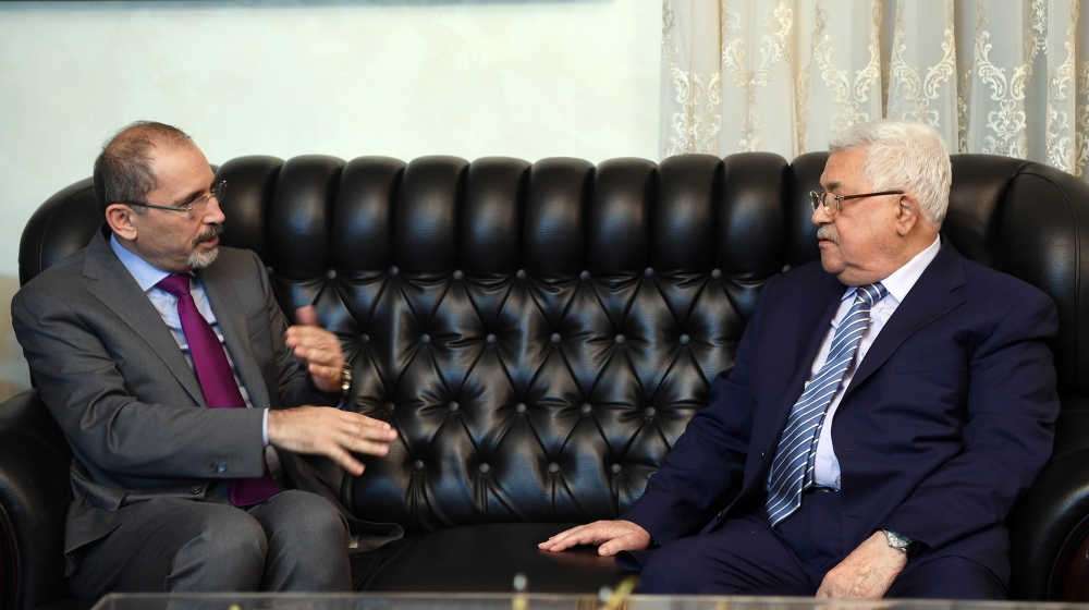 President of Palestine Mahmoud Abbas (R) meets with Ayman Safadi, Minister of Foreign Affairs of Jordan during his official visit in Amman, Jordan on May 05, 2018. (Photo by Palestinian Presidency / H