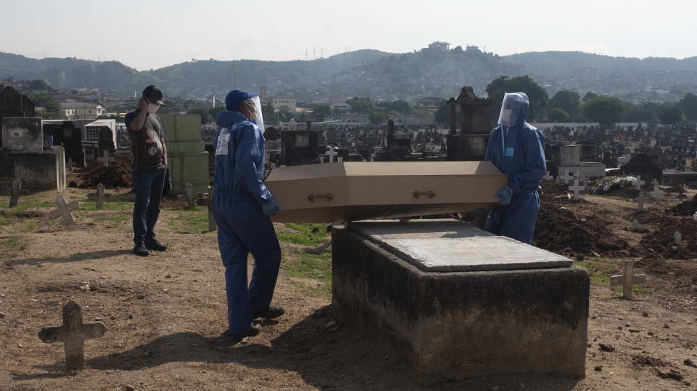 Victims of COVID-19 are buried in the cemetery of Inhauma, north of the city, in Rio de Janeiro [Anadolu]