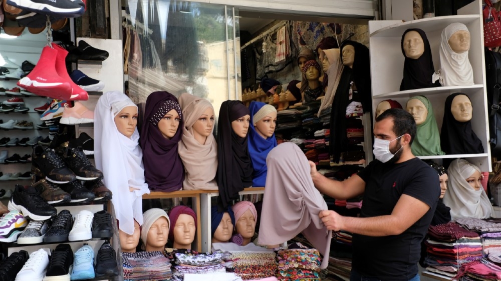 A shopkeeper wearing a protective mask organizes his stall at Grand Bazaar, amid the coronavirus disease (COVID-19) pandemic, in Istanbul, Turkey, August 4, 2020. REUTERS/Murad Sezer