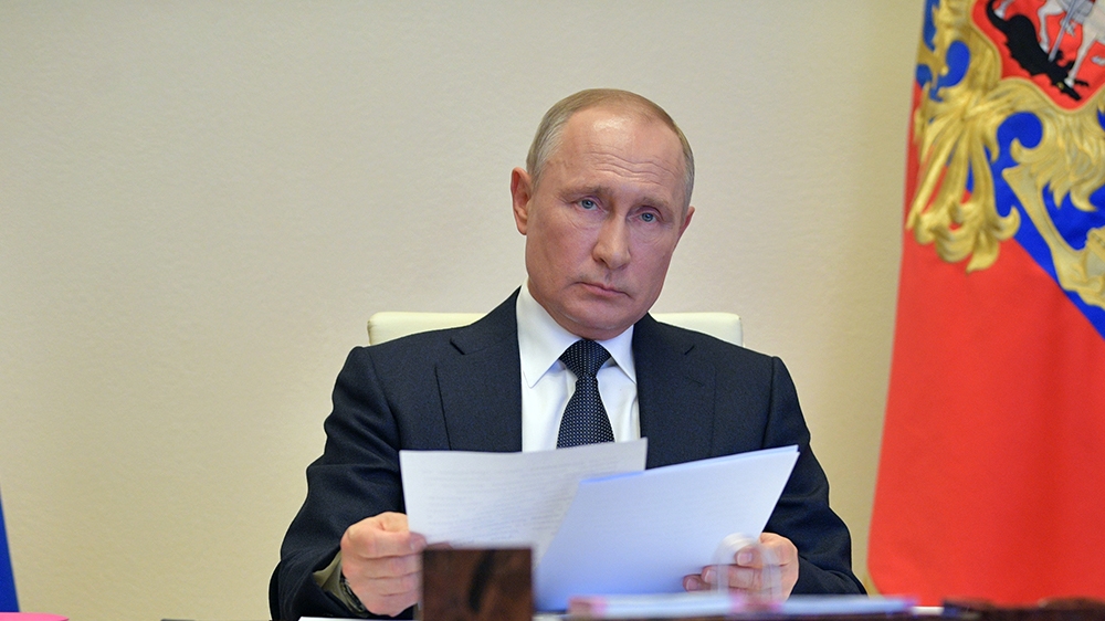 epa08389567 Russian President Vladimir Putin attends a meeting with the regional governors on measures to slow the spread of the the SARS-CoV-2 coronavirus which cuases the COVID-19 disease, via video conference at the Novo-Ogaryovo state residence outside Moscow, Russia, 28 April 2020. EPA-EFE/ALEXEI DRUZHININ / KREMLIN POOL /SPUTNIK