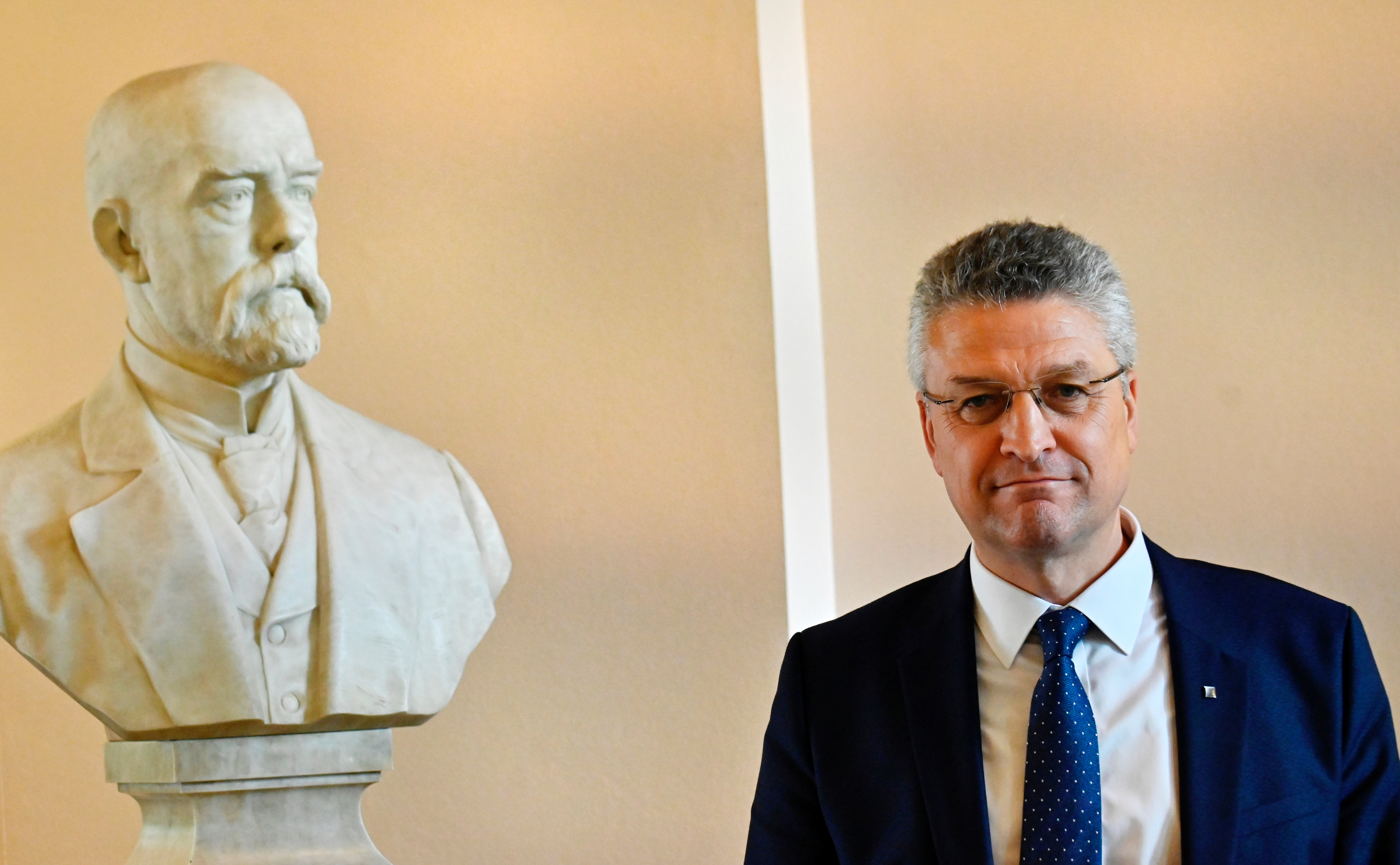 The head of Germany's Robert Koch Institute (RKI), Lothar Wieler, poses next to a bust of Robert Koch after addressing a news conference on the spread of the coronavirus disease (COVID-19), in Berlin, July 28, 2020. [Tobias Schwarz/Pool via Reuters]