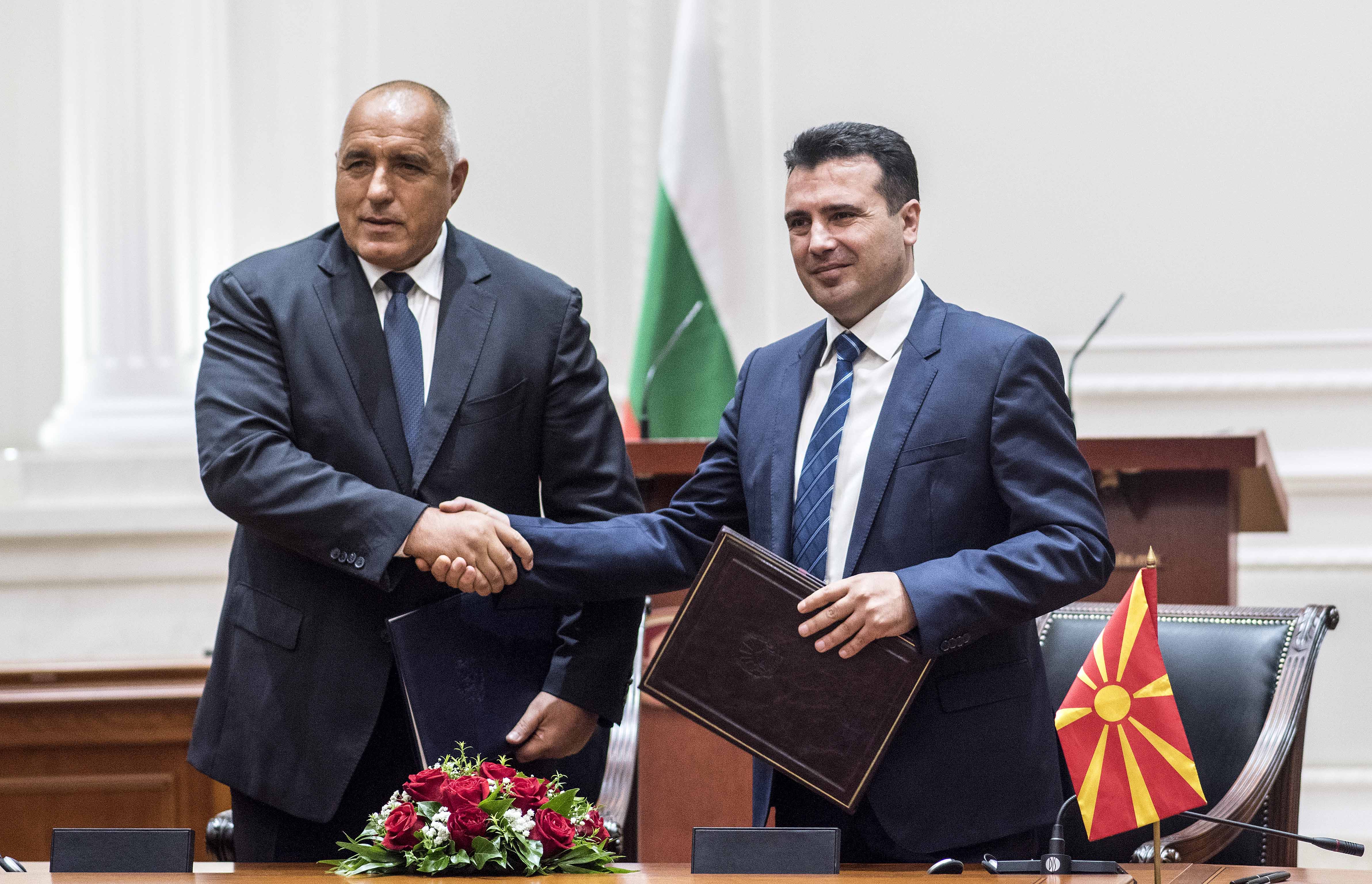 Bulgarian Prime Minister Boyko Borisov and Macedonian Prime Minister Zoran Zaev shake hands during the official signing ceremony of the Neighborhood Agreement between Bulgaria and Macedonia, in Skopje on August 1, 2017 [Robert Atanasovski/ AFP]