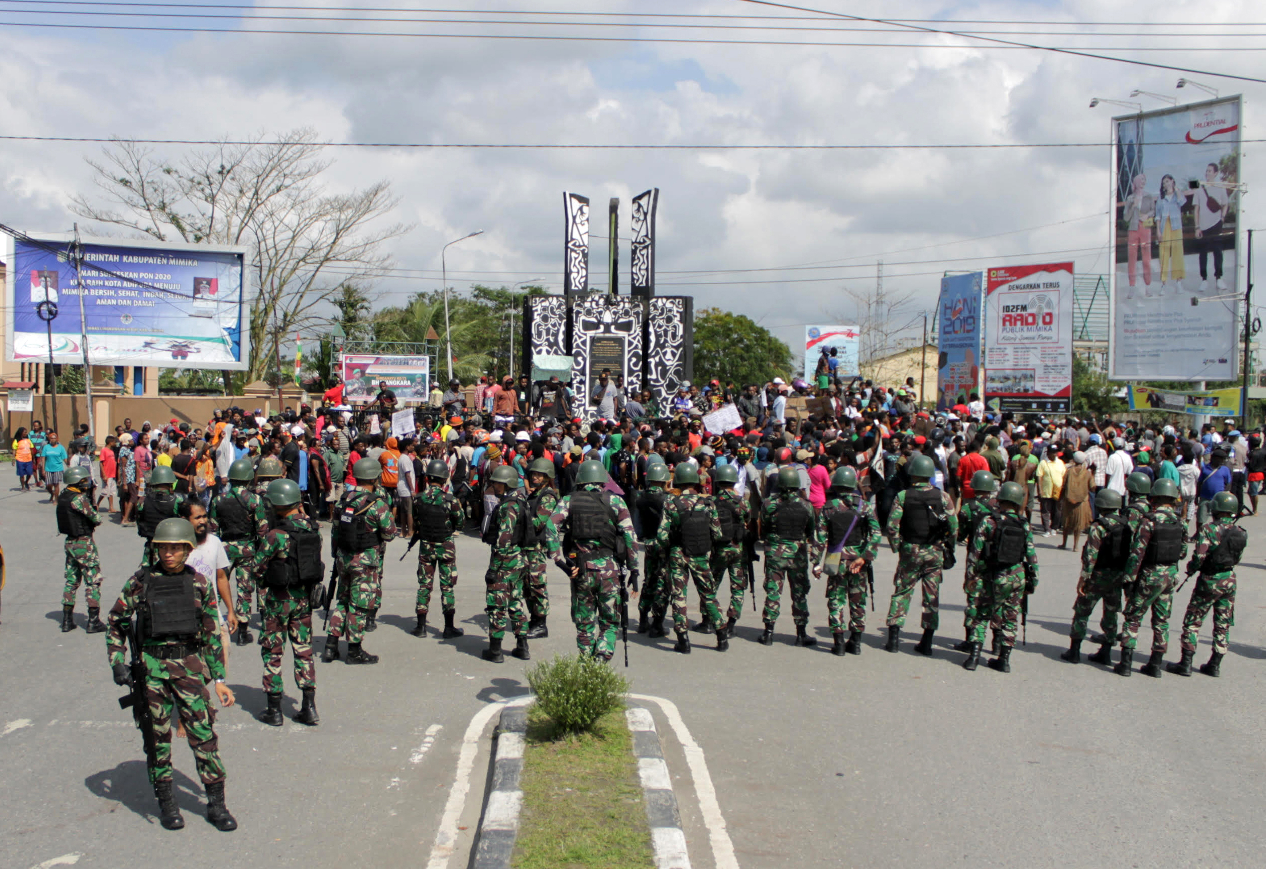 Indonesian soldiers stand guard during a protest in Timika, Papua province on August 21, 2019 [File: AP/Jimmy Rahadat]