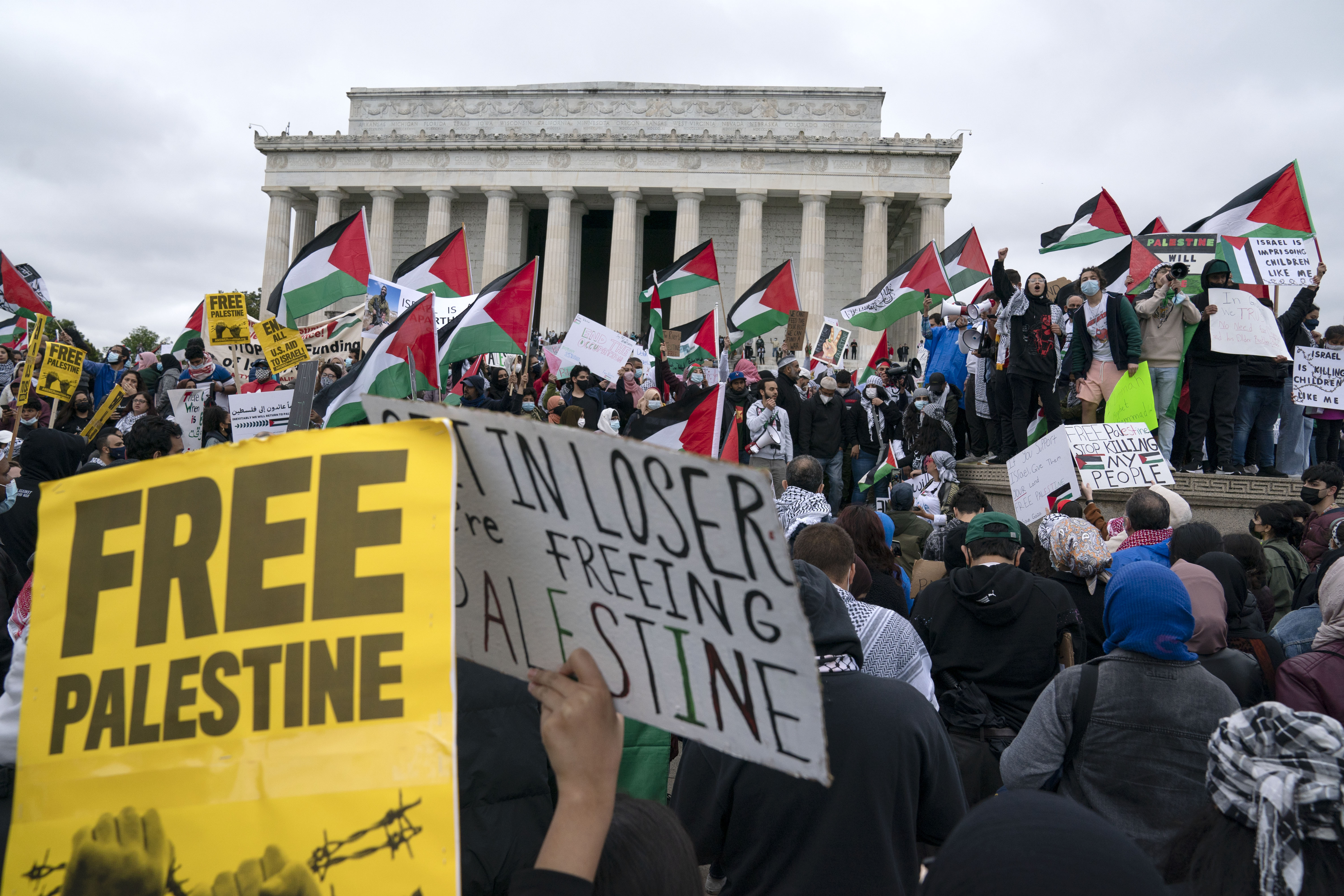 Supporters of Palestinians rally during at the Lincoln Memorial in Washington, DC [File: Jose Luis Magana/AP]