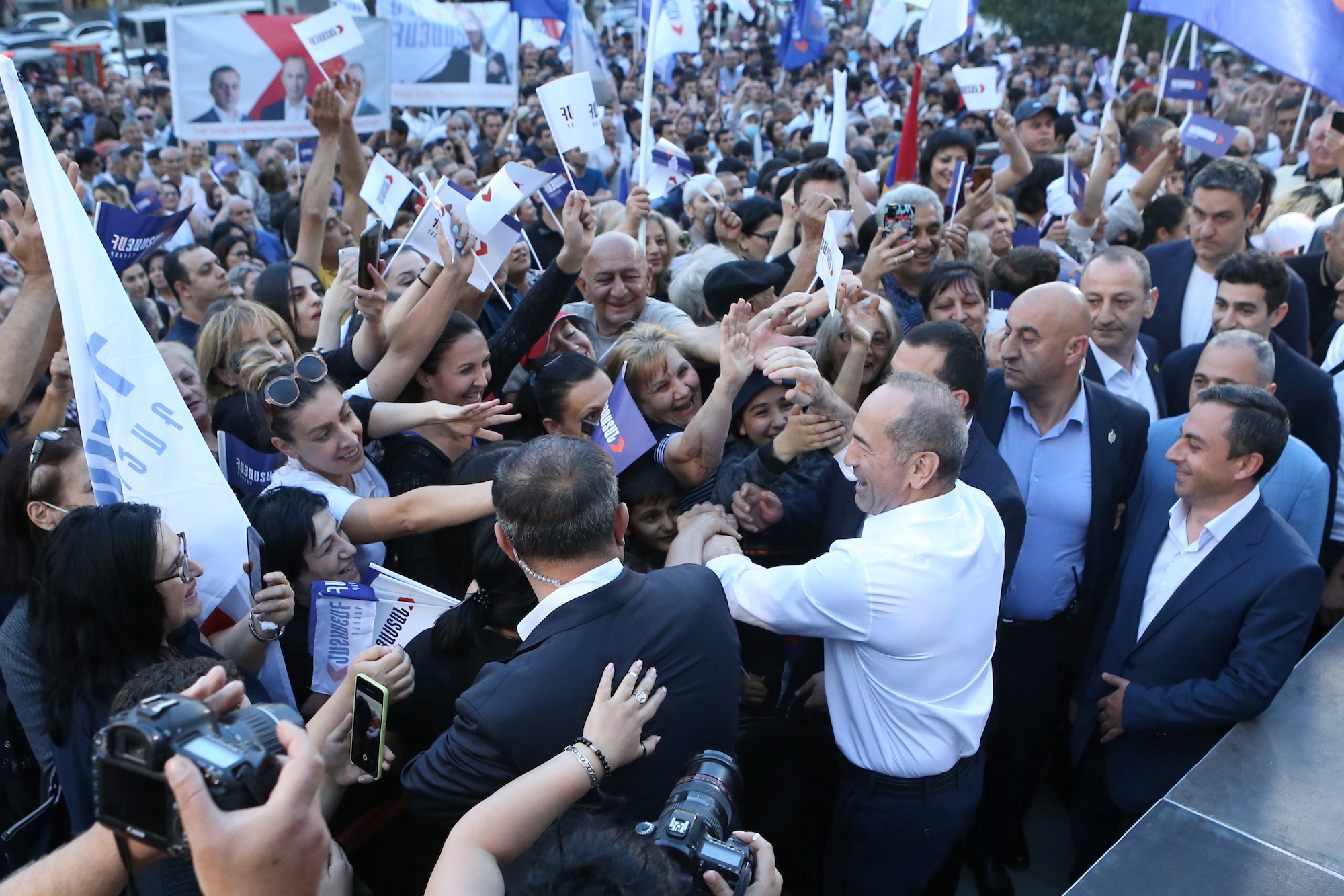 Leader of the Armenia Alliance and the country's former President Robert Kocharyan greets supporters during a campaign rally ahead of the upcoming snap parliamentary election in Yerevan, Armenia June 9, 2021. [Vahram Baghdasaryan/Photolure via Reuters]