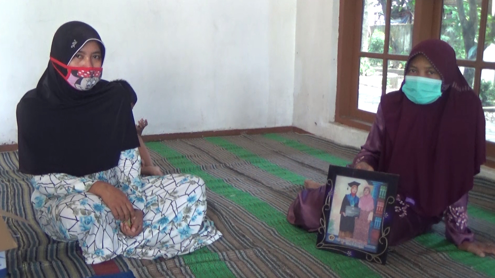 Puji Apriani was pregnant and only a few weeks away from giving birth when she caught COVID-19. Now, instead of celebrating a new arrival, her family are mourning the death of both Puji and her baby