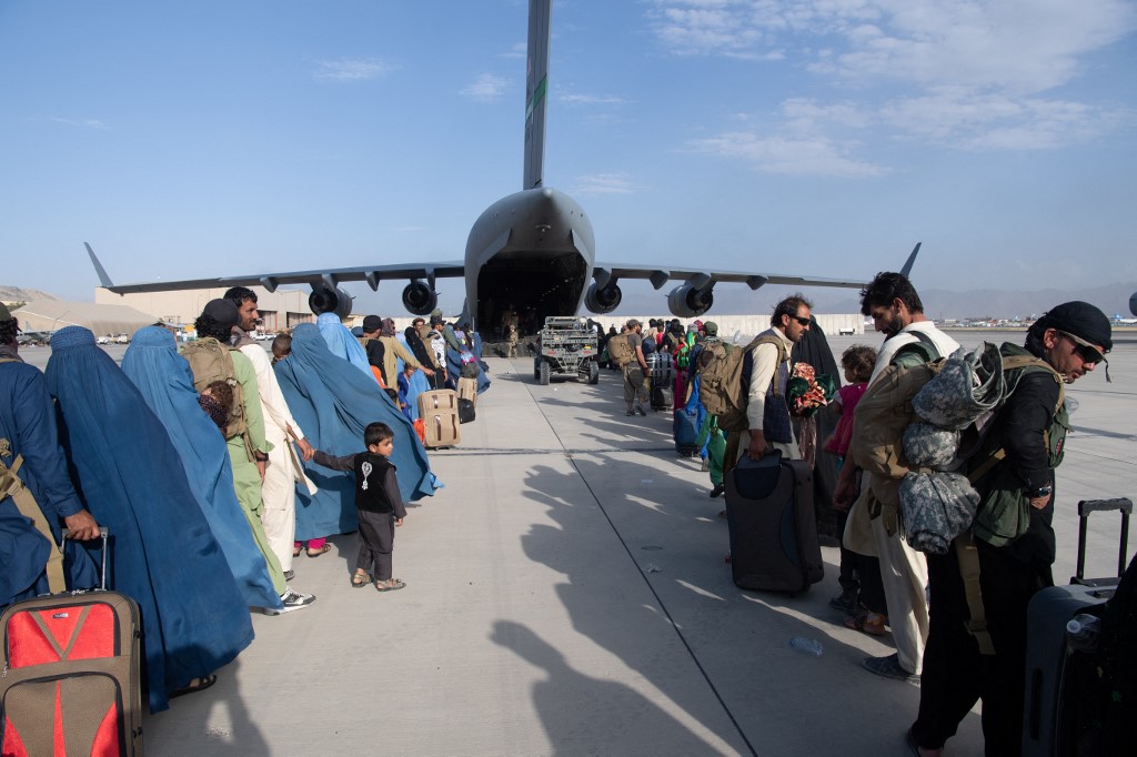 Afghans heading towards US cargo plane