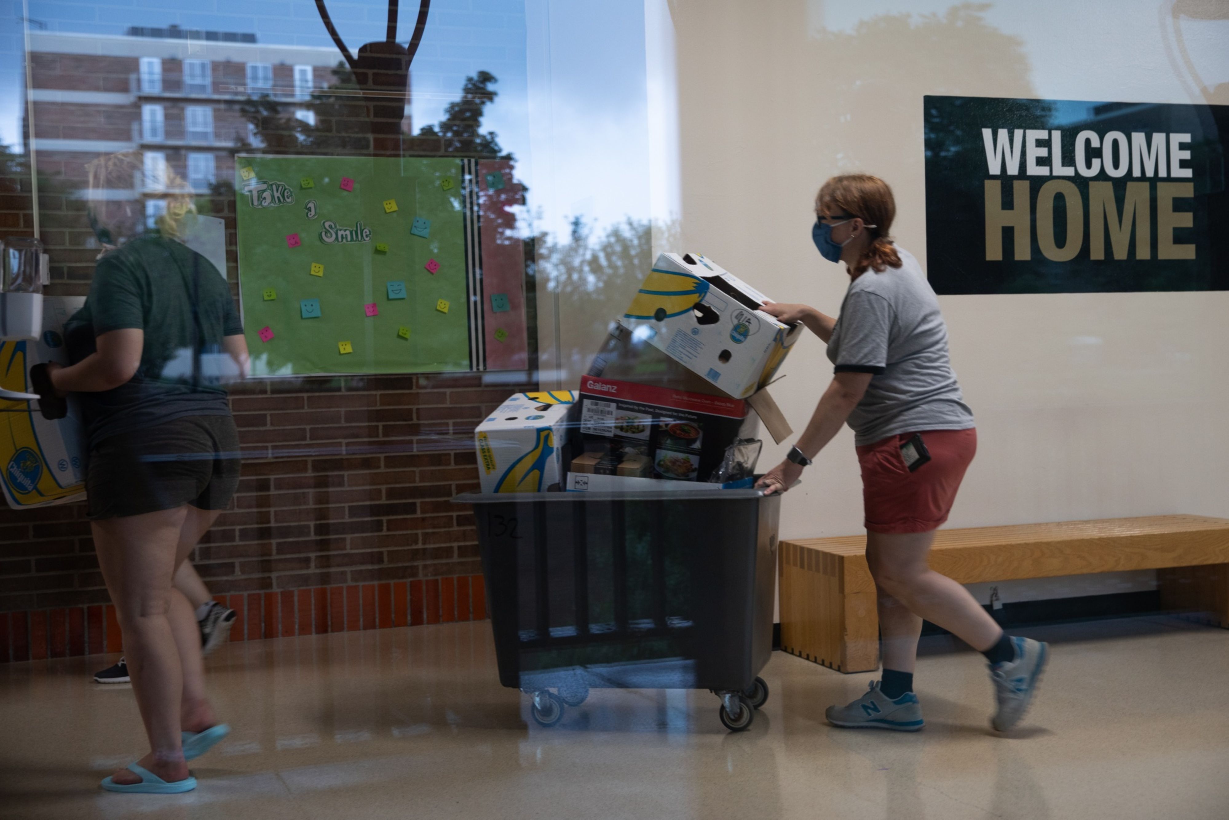 College students in a dorm during move-in day at Oakland University in Rochester, Michigan, the United States, where students, faculty and staff on campus are required to be vaccinated against COVID-19