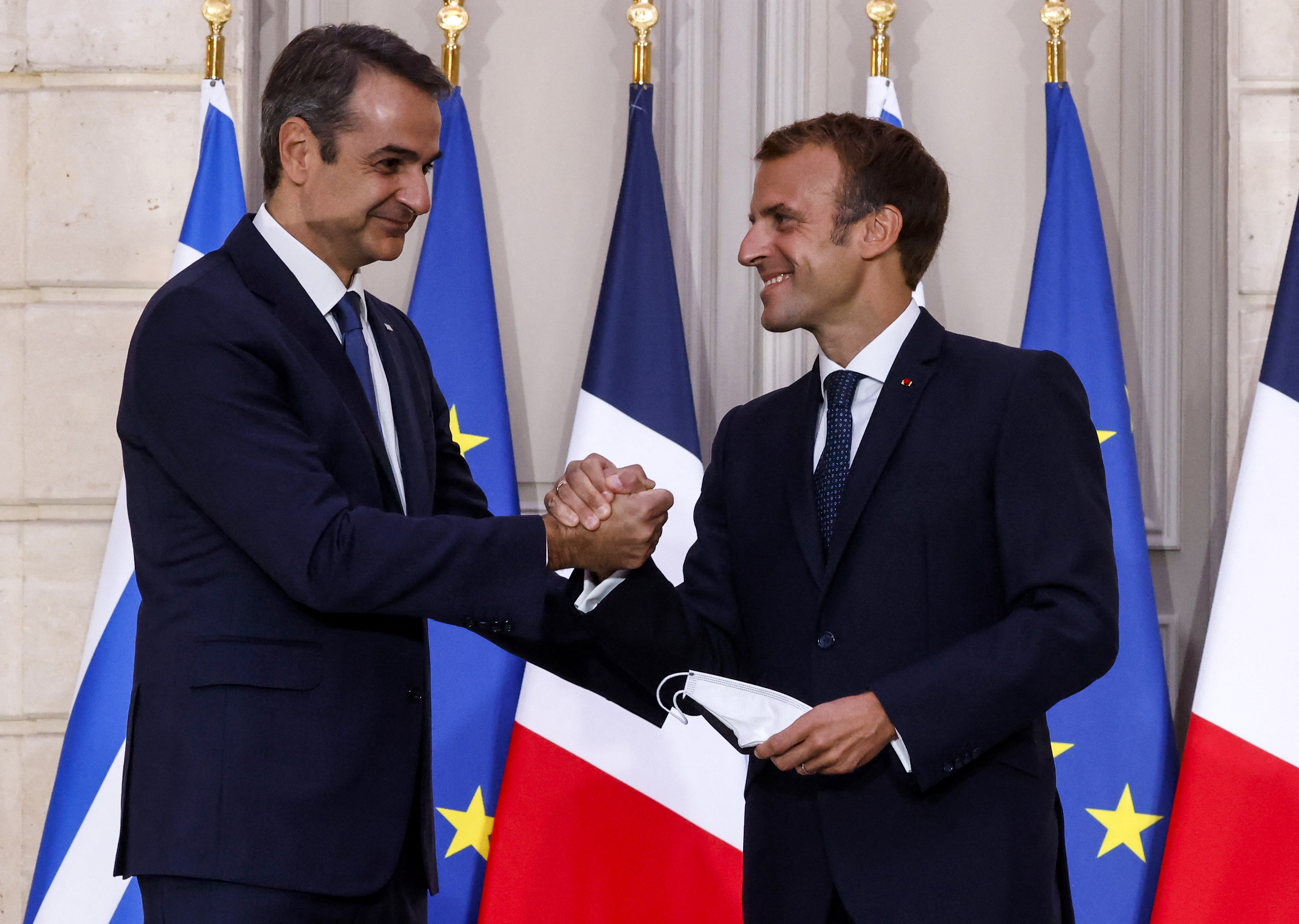 Mitsotakis and Macron shake hands