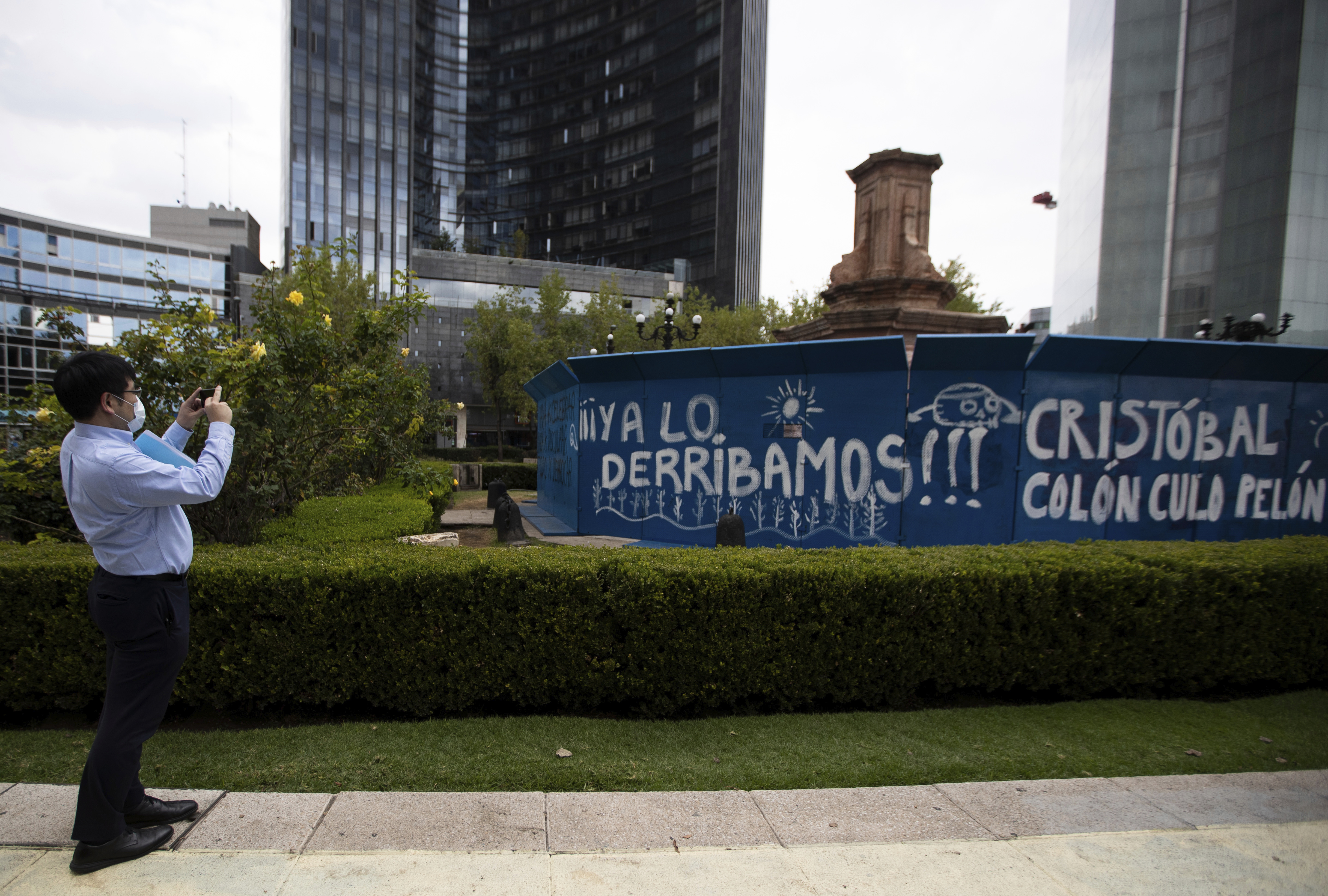Mexico City’s Columbus statue, donated to the city many years ago, was a significant reference point on the 10-lane boulevard along which it sits