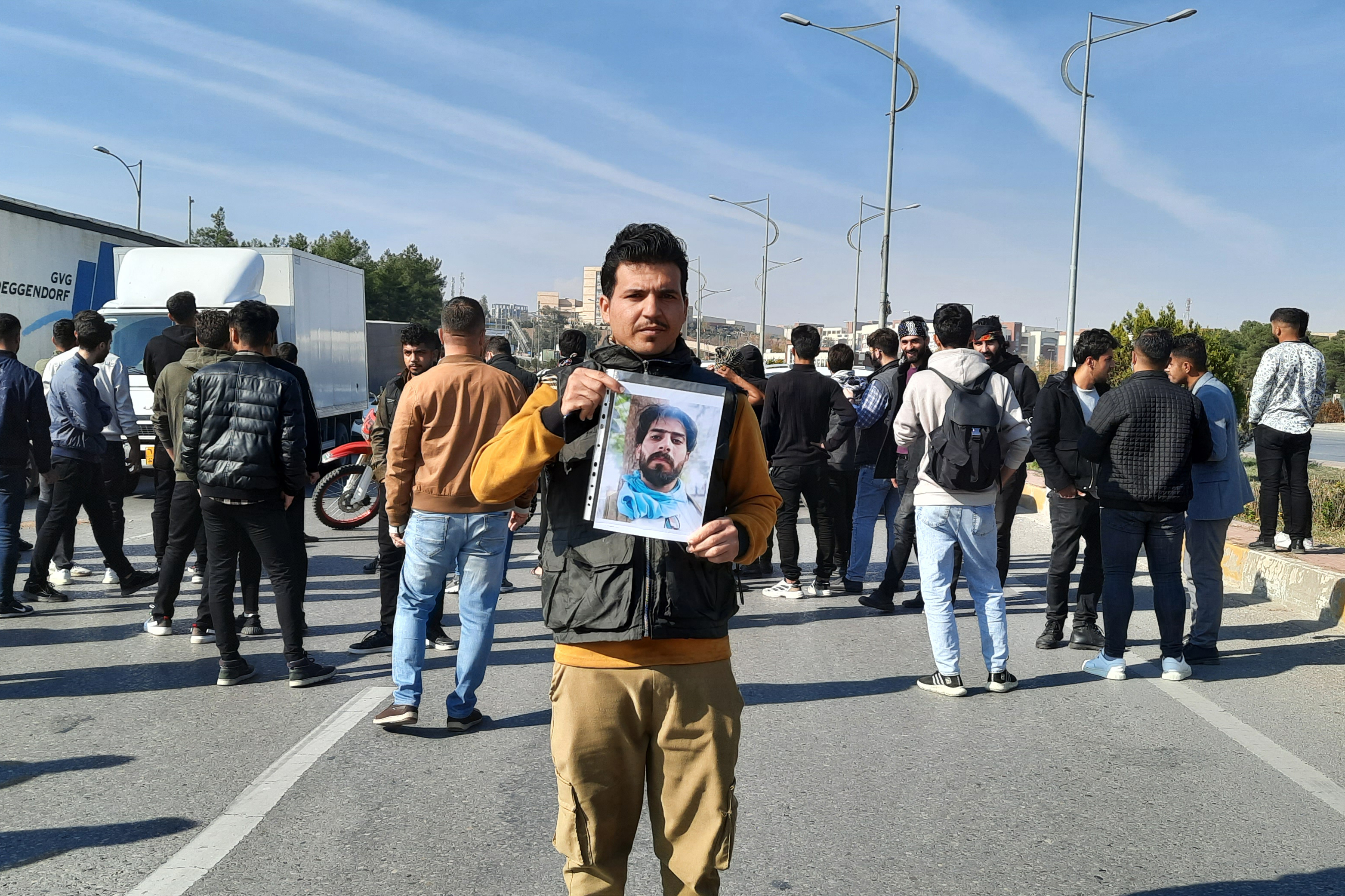 The demonstrators said they were asking for their 'legitimate right' [Dana Taib Menmy/Al Jazeera]