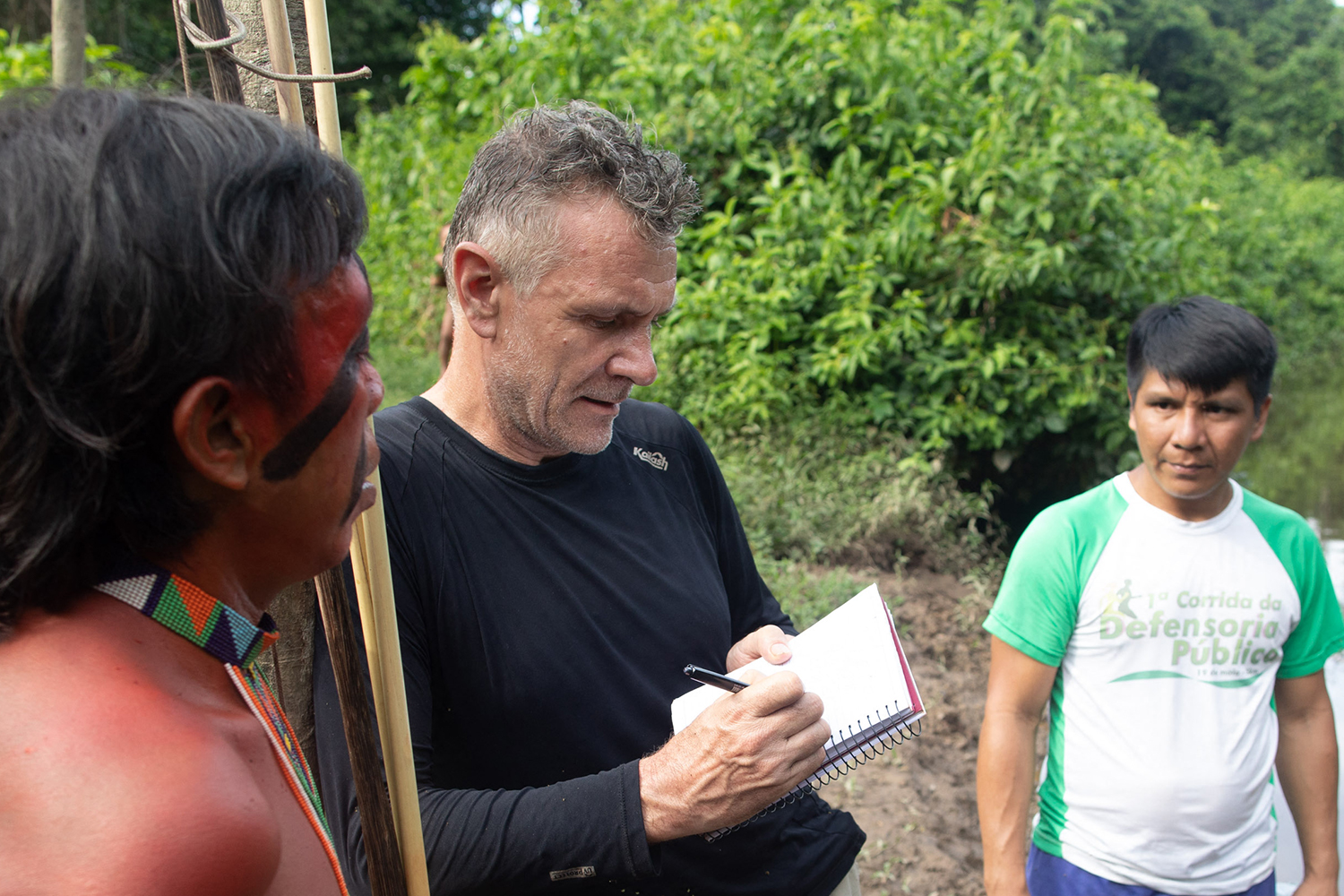 Veteran foreign correspondent Dom Phillips (C)