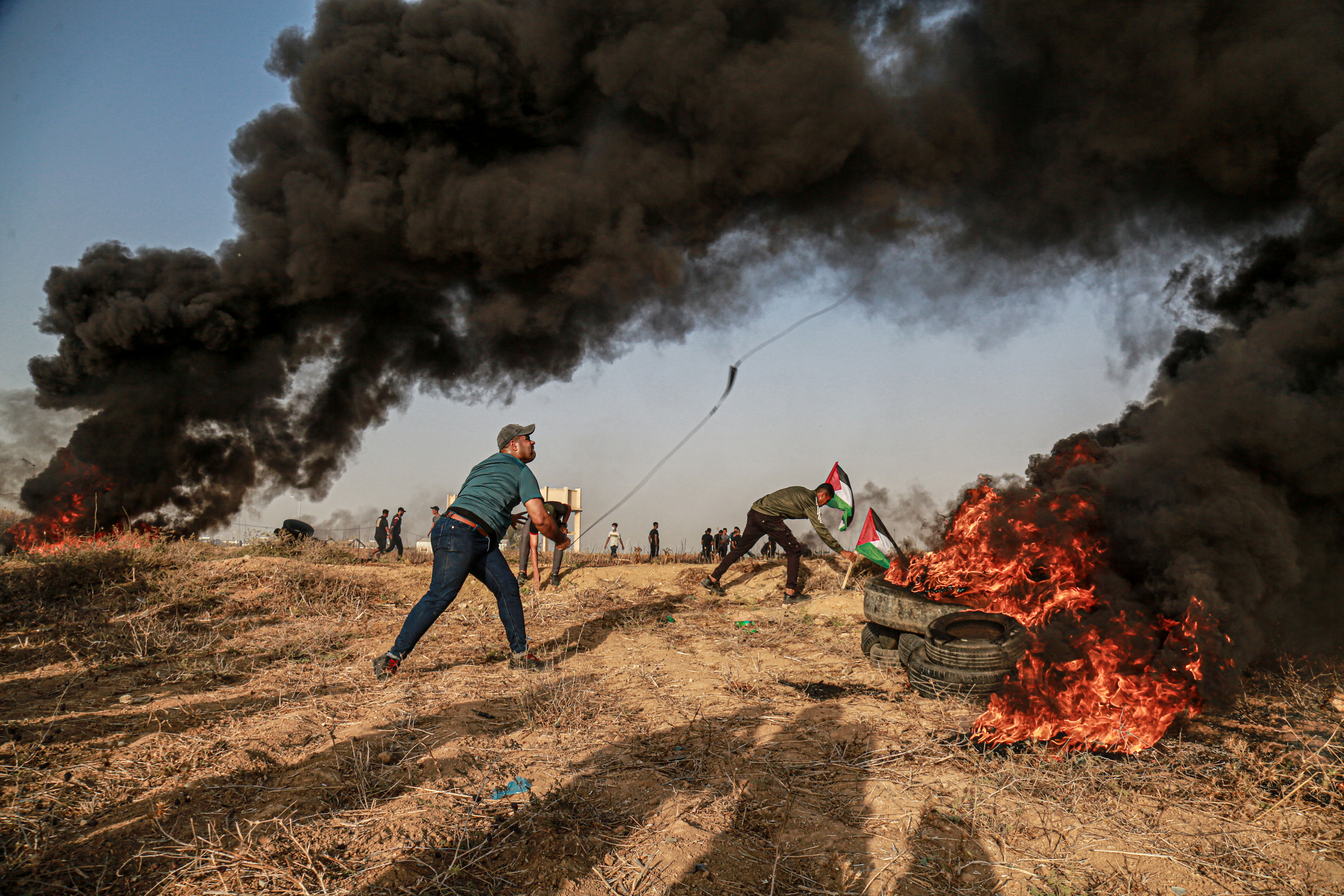 Protesters throw stones