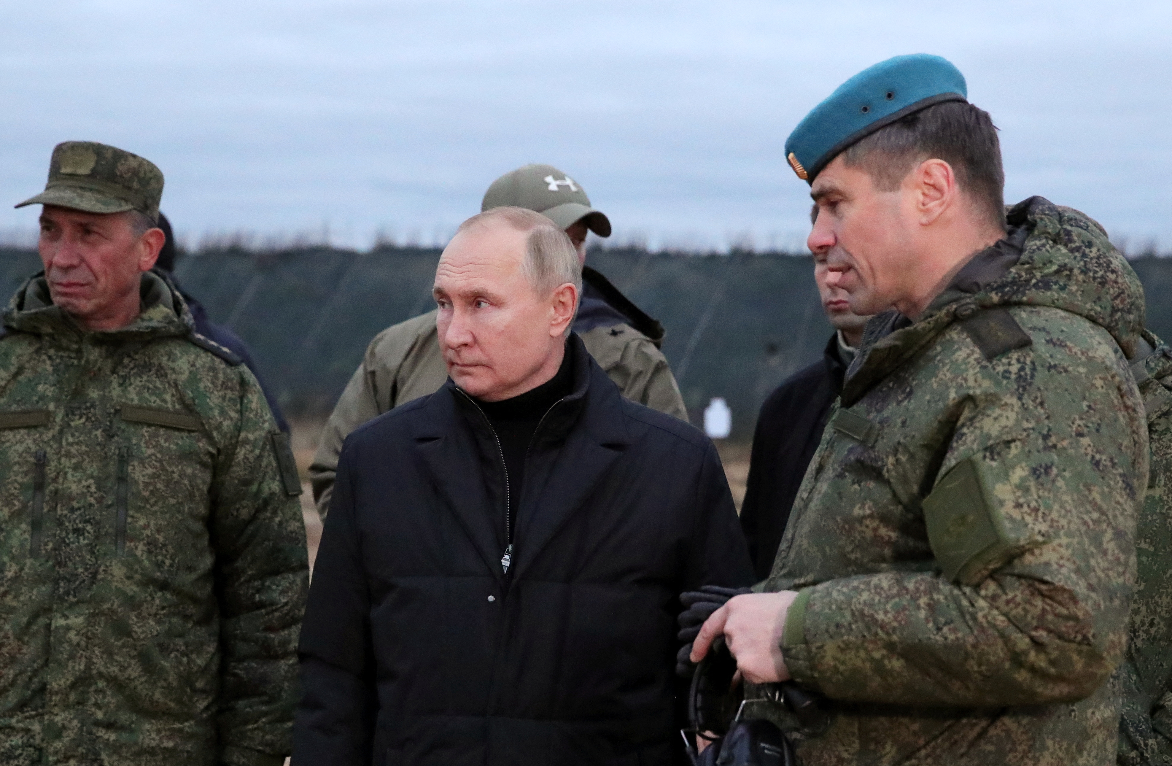 Russian President Vladimir Putin listens to Deputy Commander of the Airborne Troops Anatoly Kontsevoy at a training centre of the Western Military District for mobilised reservists, in Ryazan Region, Russia October 20, 2022. Sputnik/Mikhail Klimentyev/Kremlin via REUTERS ATTENTION EDITORS - THIS IMAGE WAS PROVIDED BY A THIRD PARTY.