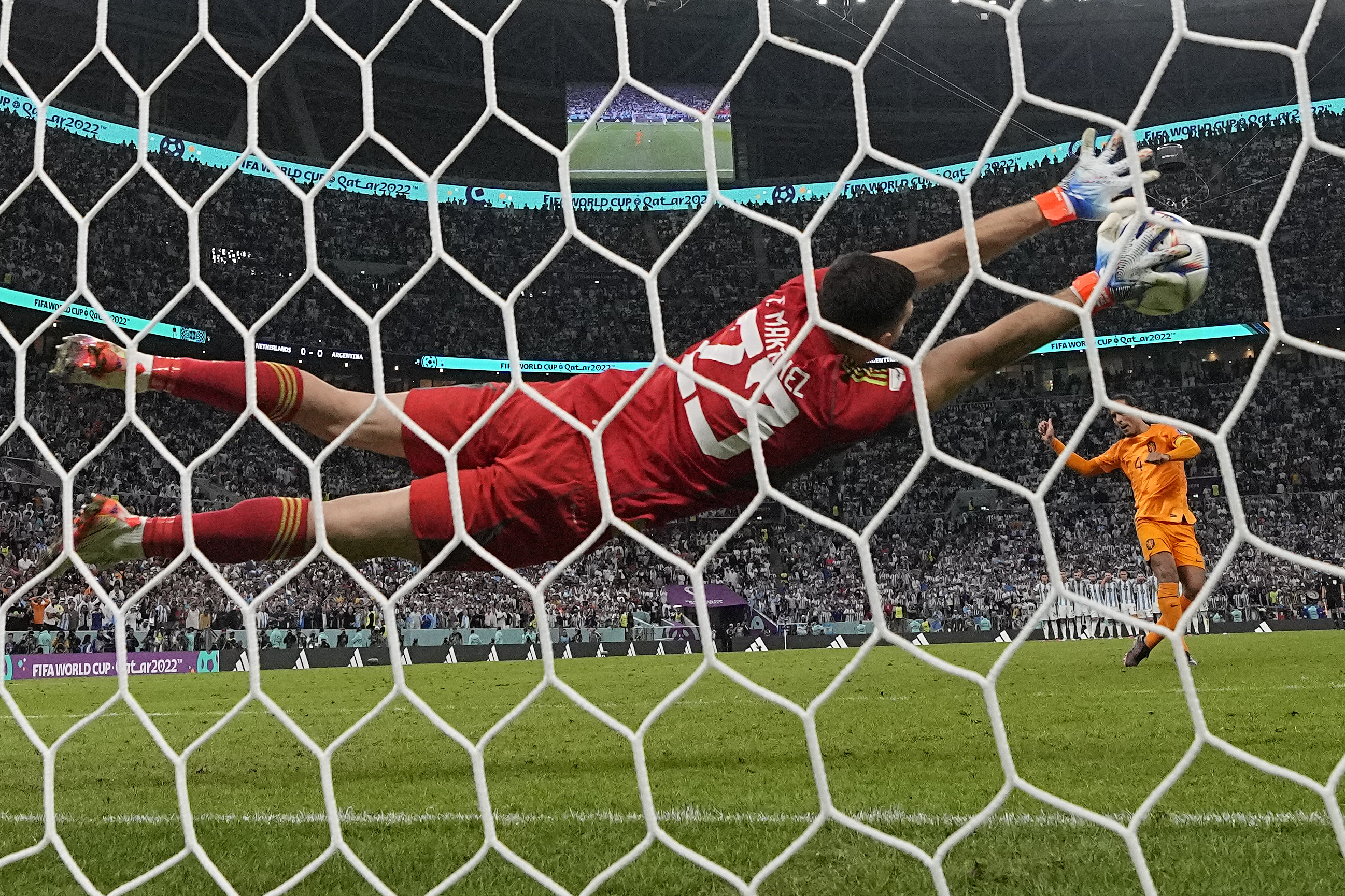 Don’t cry 4-3 Argentina: Goalkeeper Emiliano Martinez saves Virgil van Dijk’s penalty at the Lusail Stadium