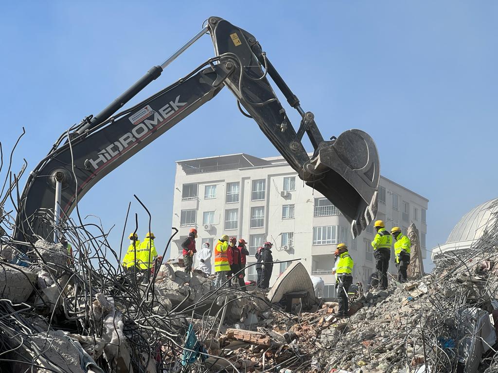 Recovery operations releasing clouds of grey dust in Kahramanmaraş on Monday, February 13, 2023 [Patrick Keddie/Al Jazeera]