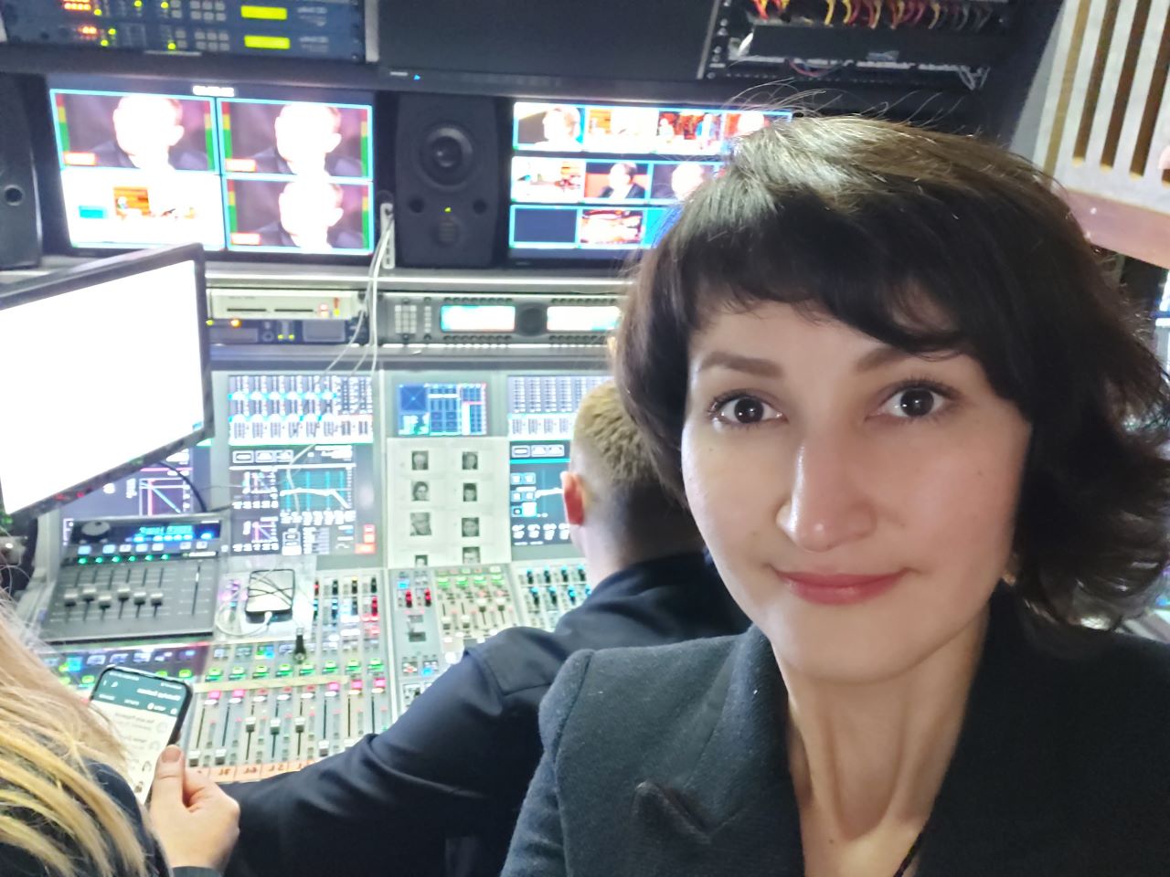 A photo of Zakhida with a soundboard in the background.