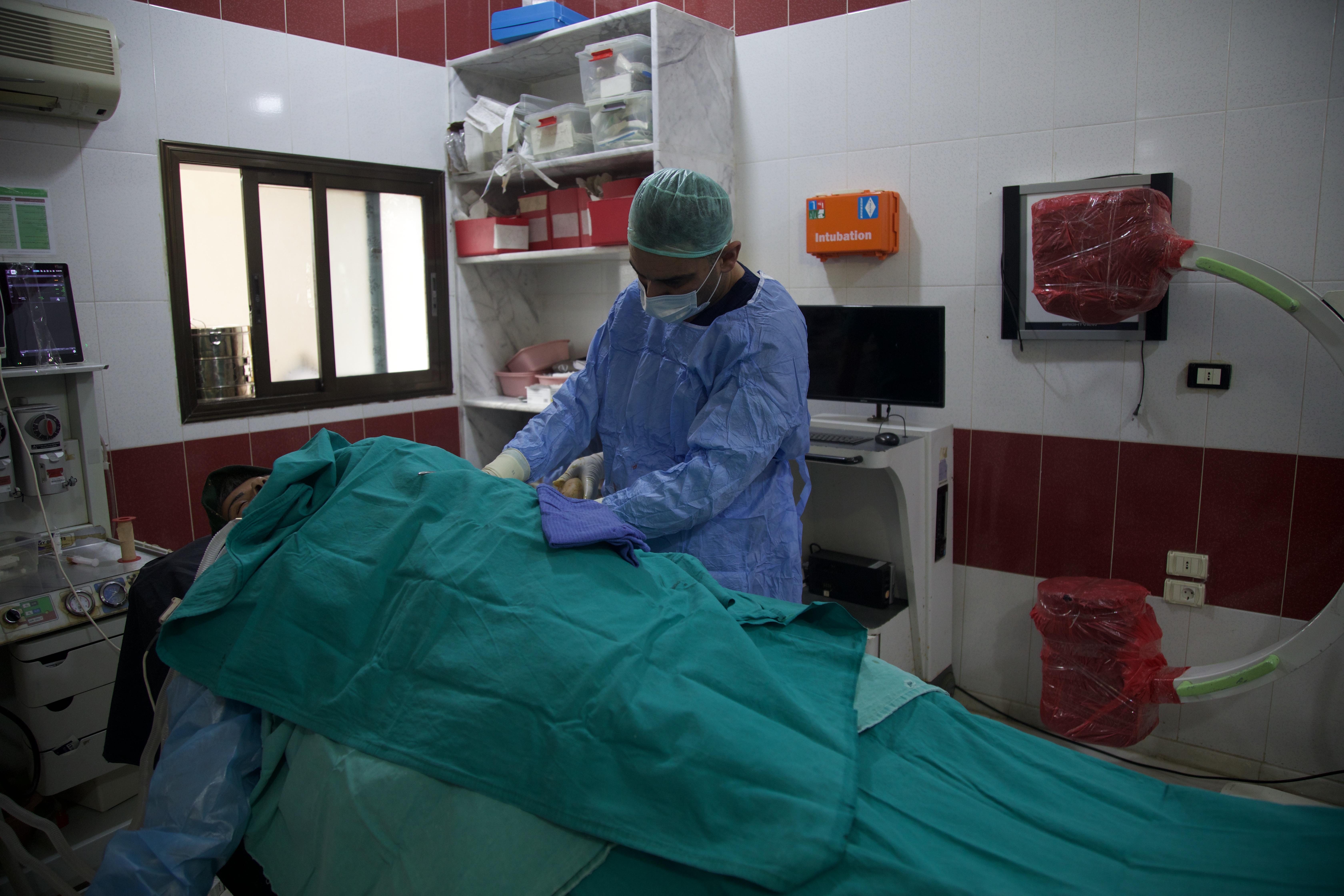 At least 300 quake survivors were diagnosed with crush syndrome at Akrabat Hospital
