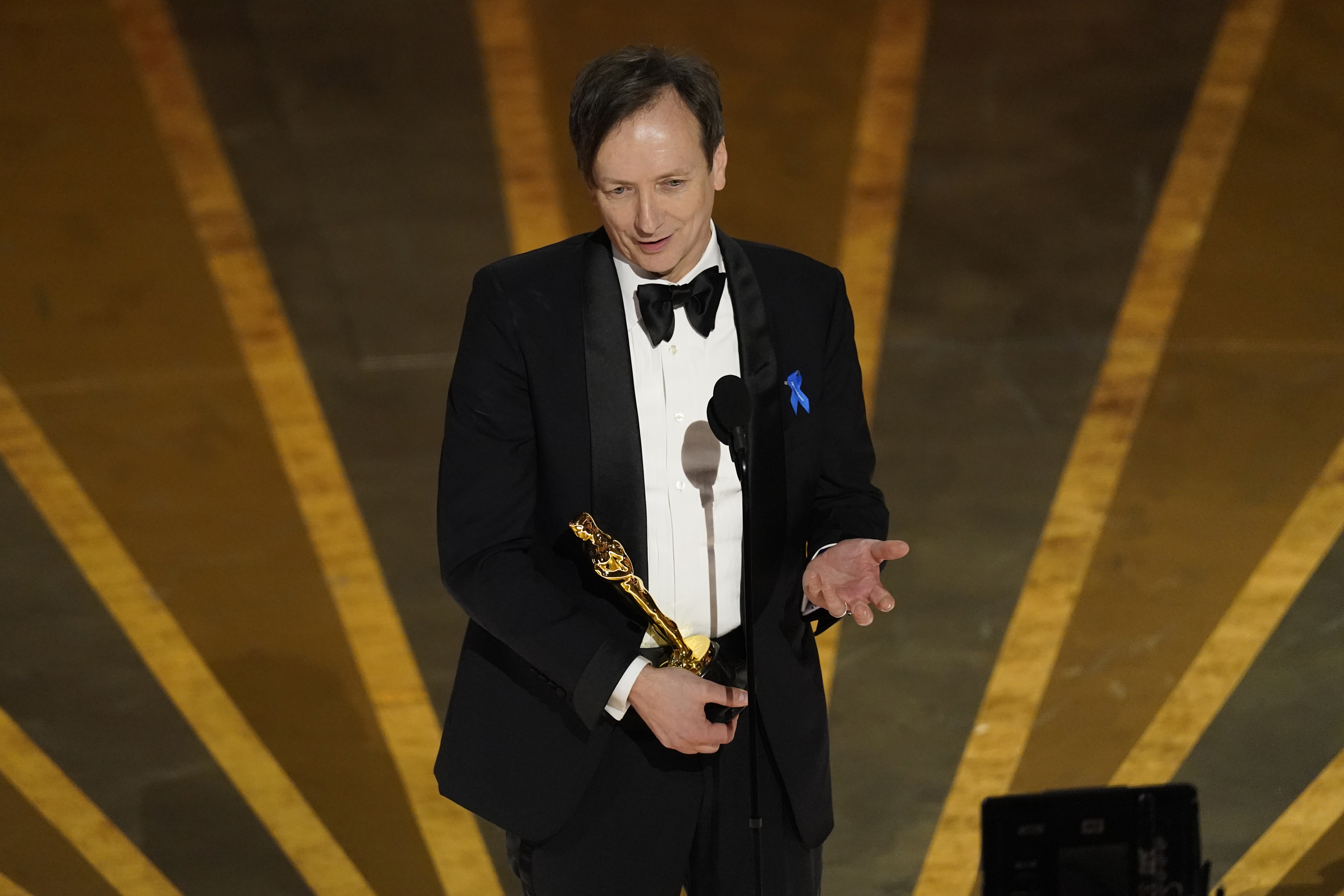 Composer Volker Bertelmann accepts Oscar