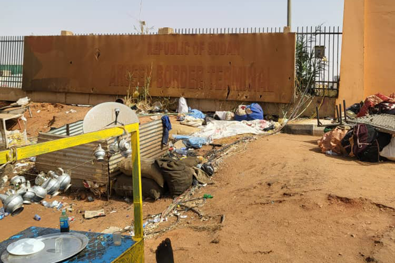 Unsanitary conditions on the Sudanese side of the Argeen border crossing with no access to sanitation or rubbish removal, April 25, 2023 [Courtesy of Tibyan Farid]