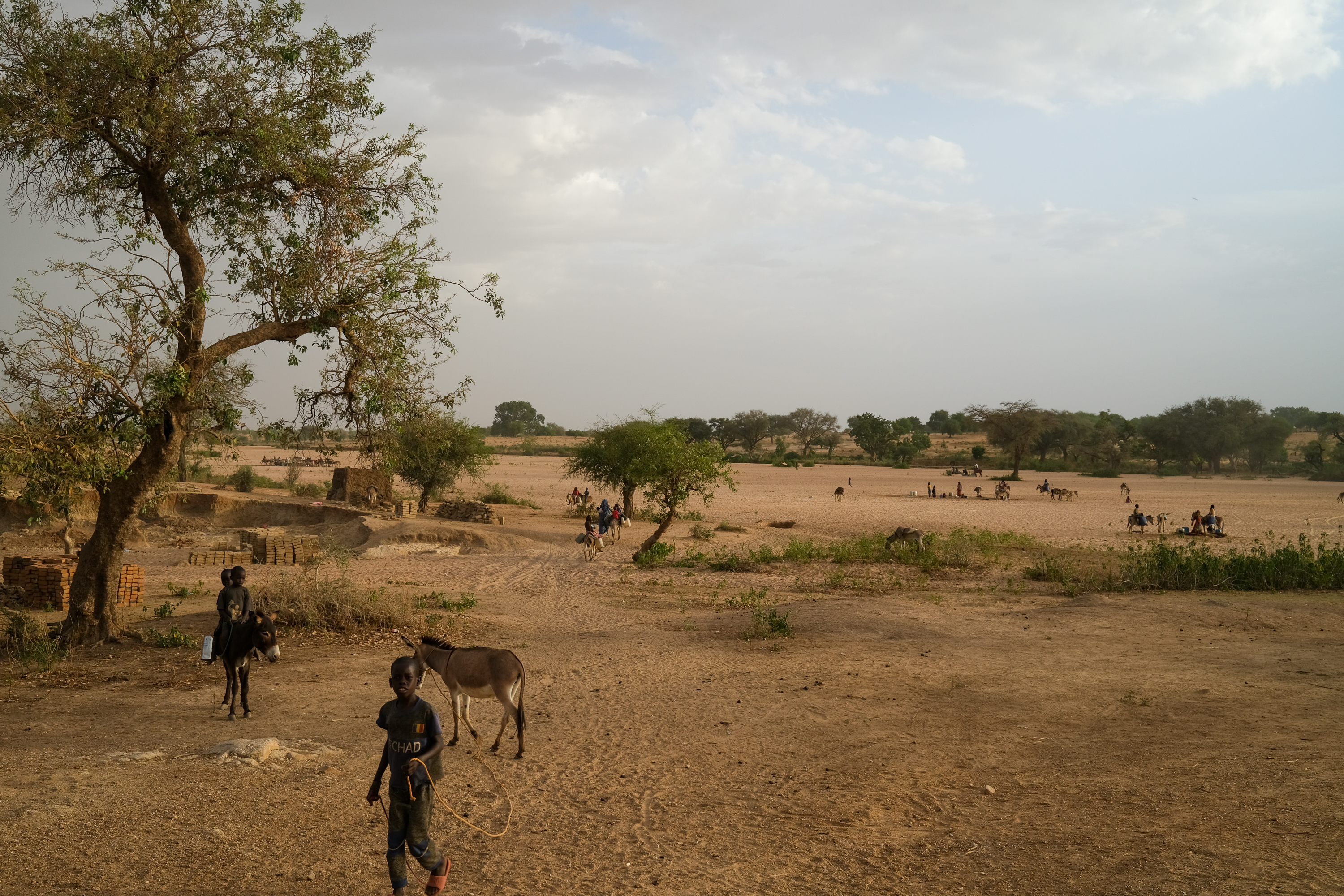 UN agencies are rushing to relocate refugees deeper into the country, away from nearby fighting [Virginia Pietromarchi/Al Jazeera]