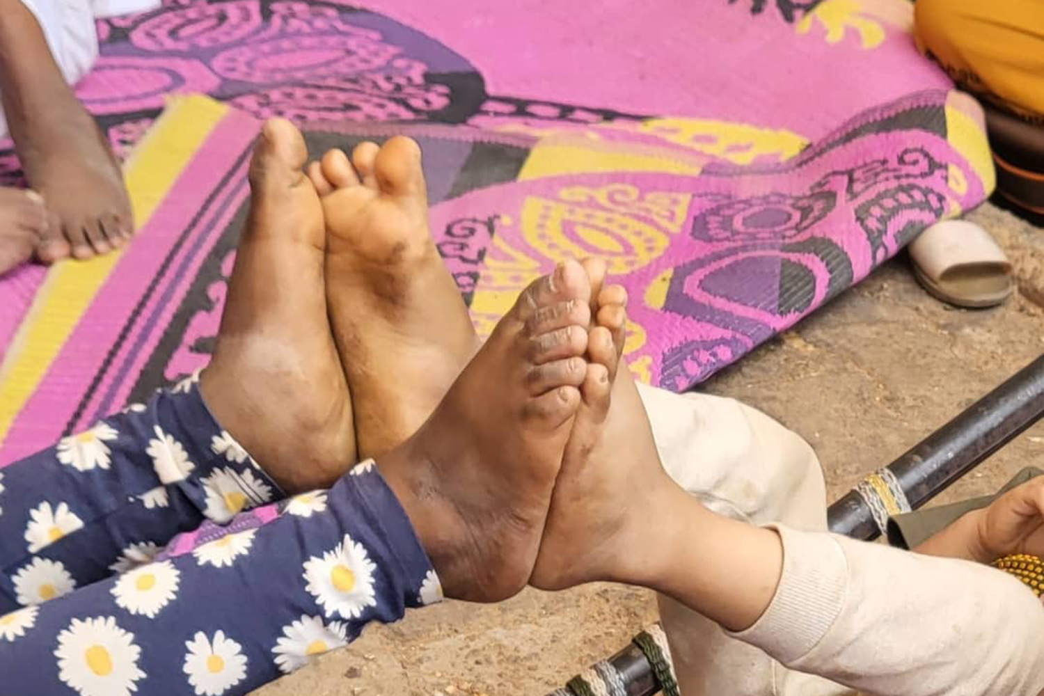 The children play while the family waits in the shade for the border gates to open at the Argeen crossing, April 27, 2023 [Courtesy of Tibyan Farid]