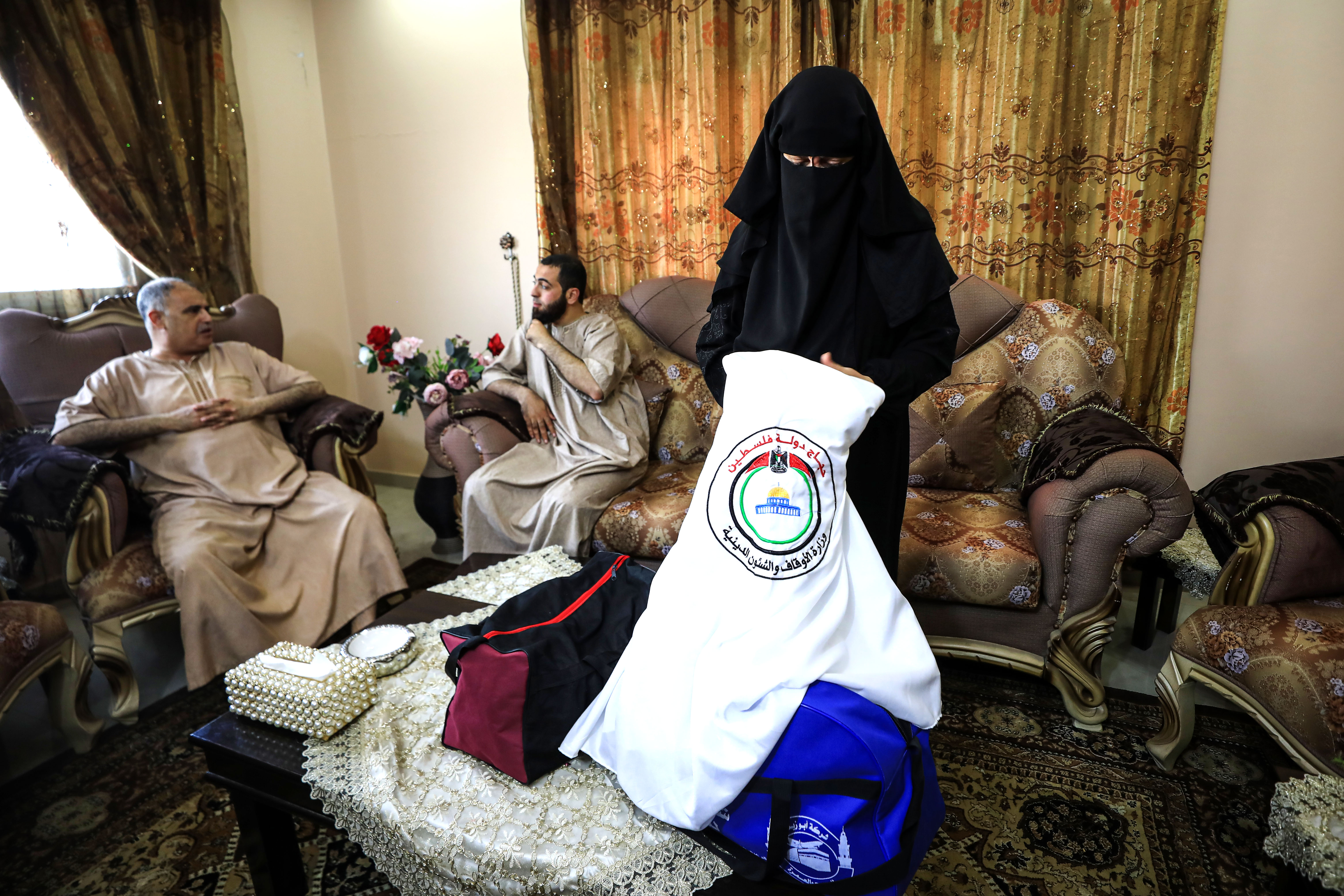 A woman prepare herself for travel