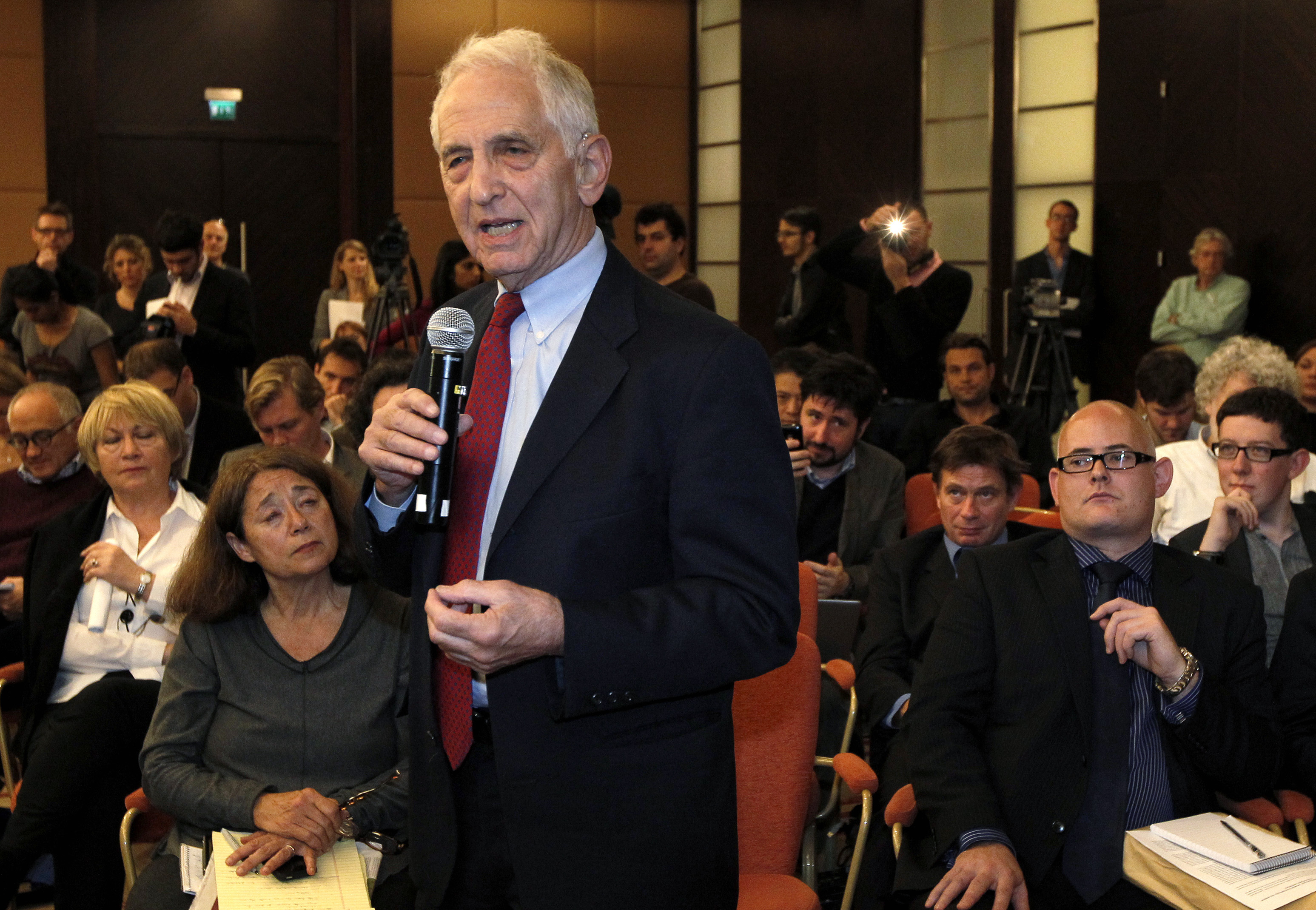 Ellsberg addresses a crowd