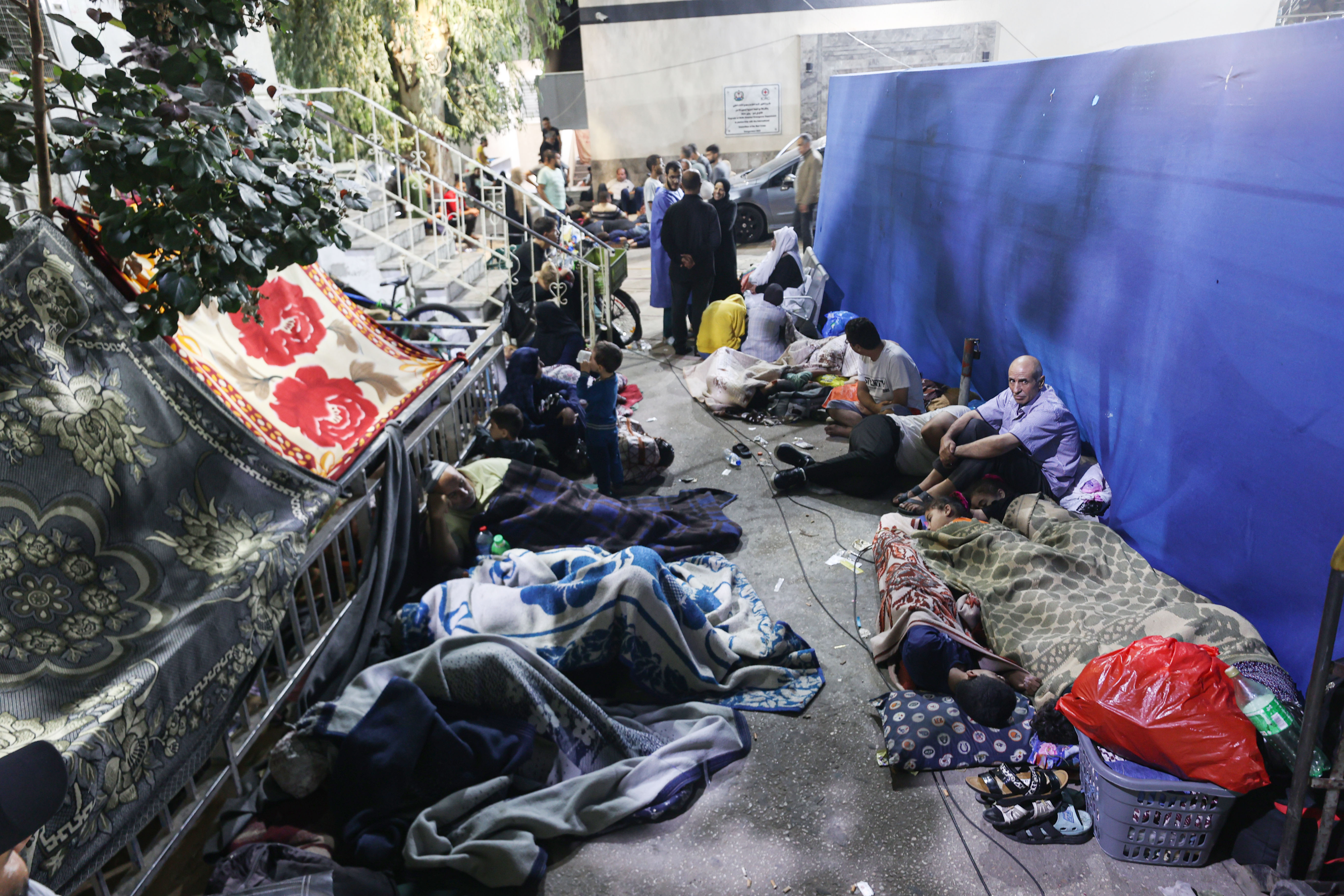 Displaced Palestinians staying the Shifa Hospital grounds