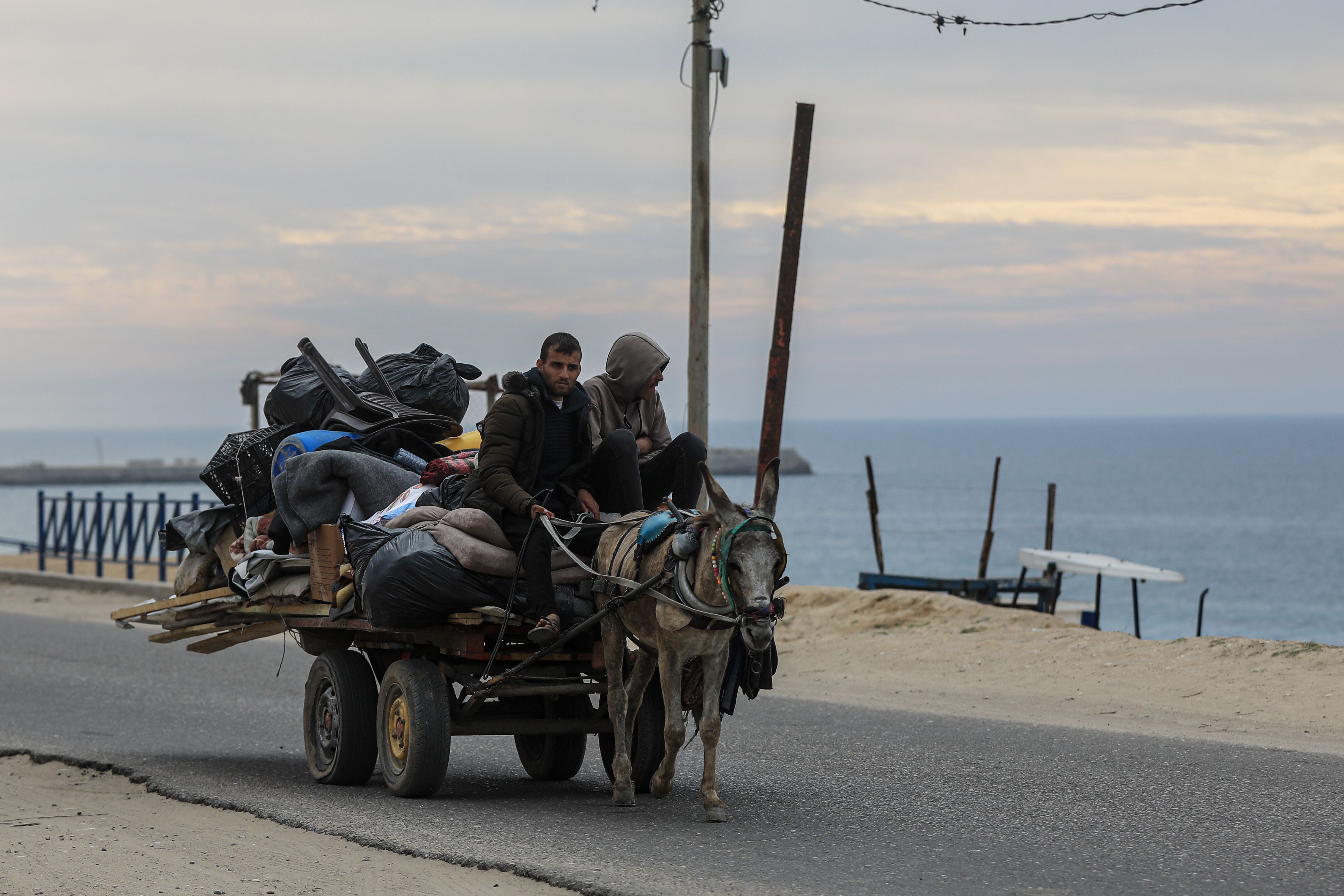 Hundreds flee in Gaza