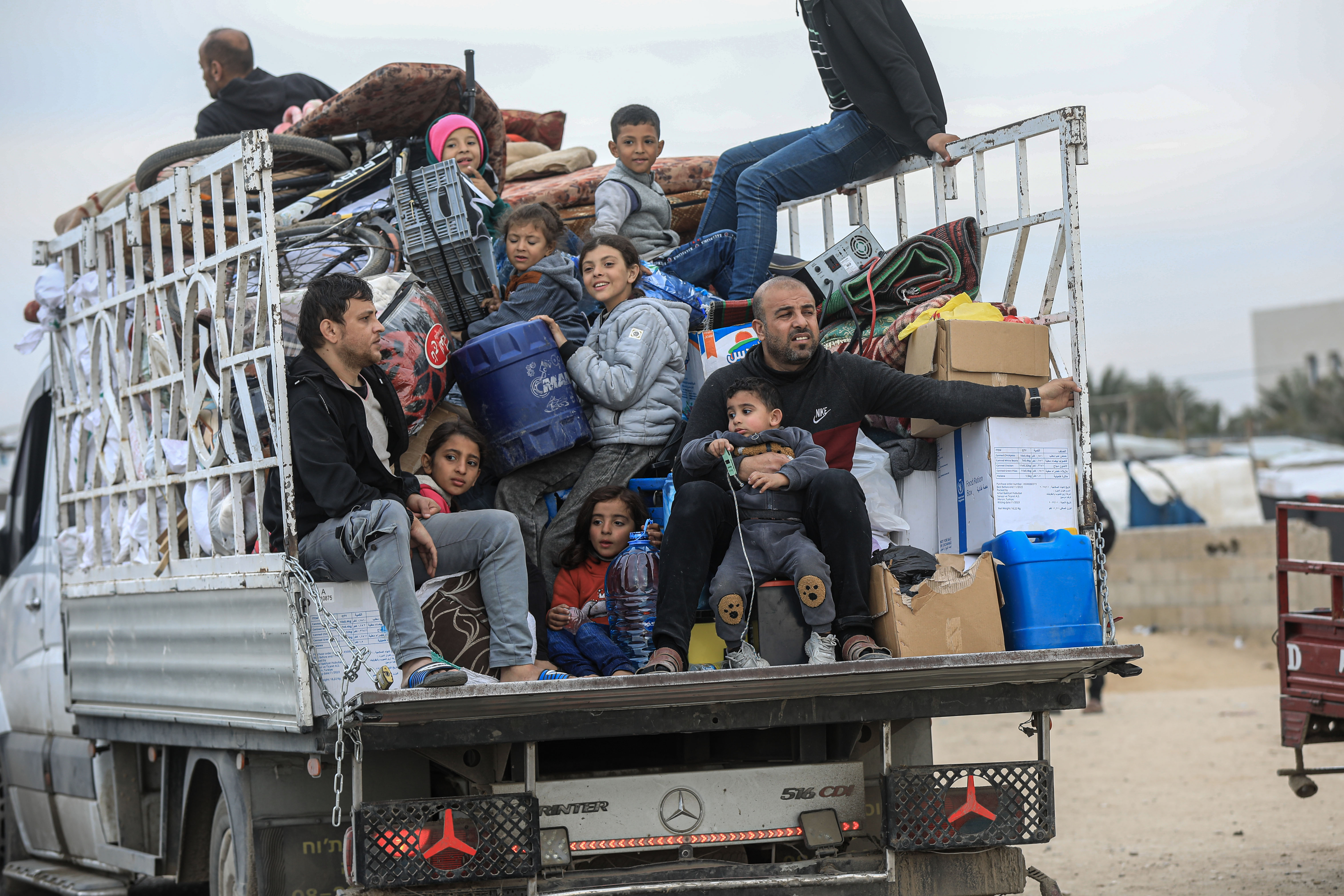 Hundreds flee in Gaza