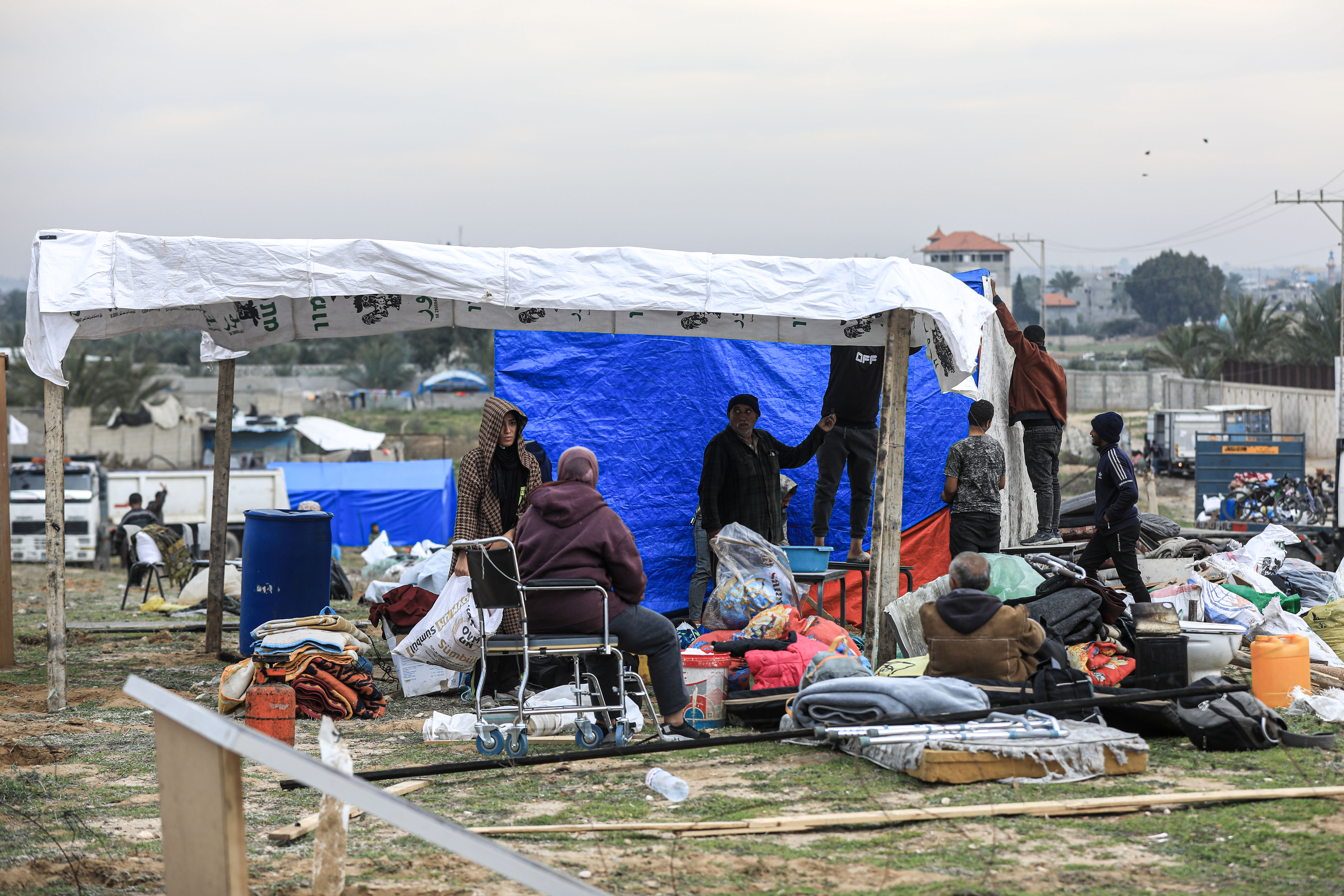 Hundreds flee in Gaza