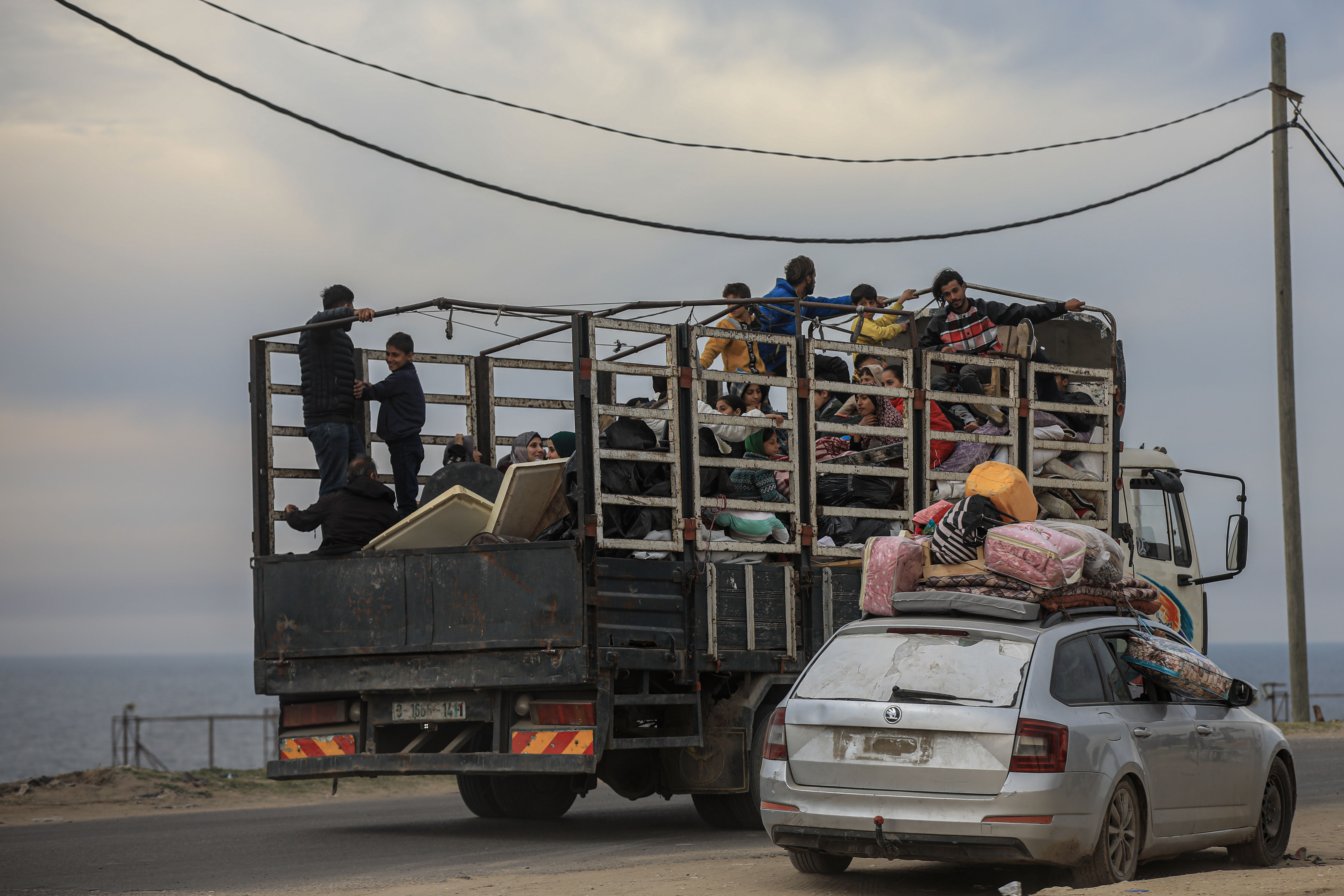 Hundreds flee in Gaza