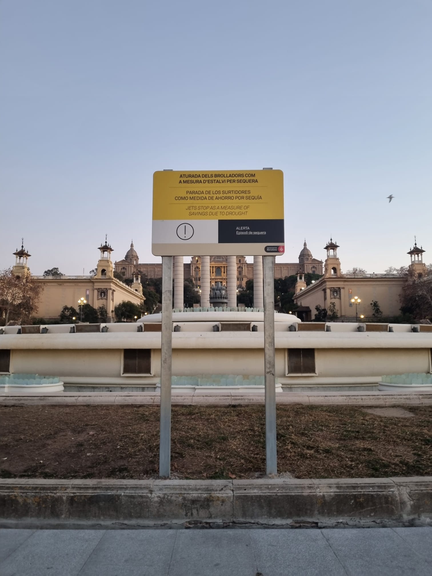 The Magic Foundation, once a popular tourist spot, is closed because of the drought. The sign reads: Jets stop as a measure of savings due to drought [Courtesy: Ana Miquel]