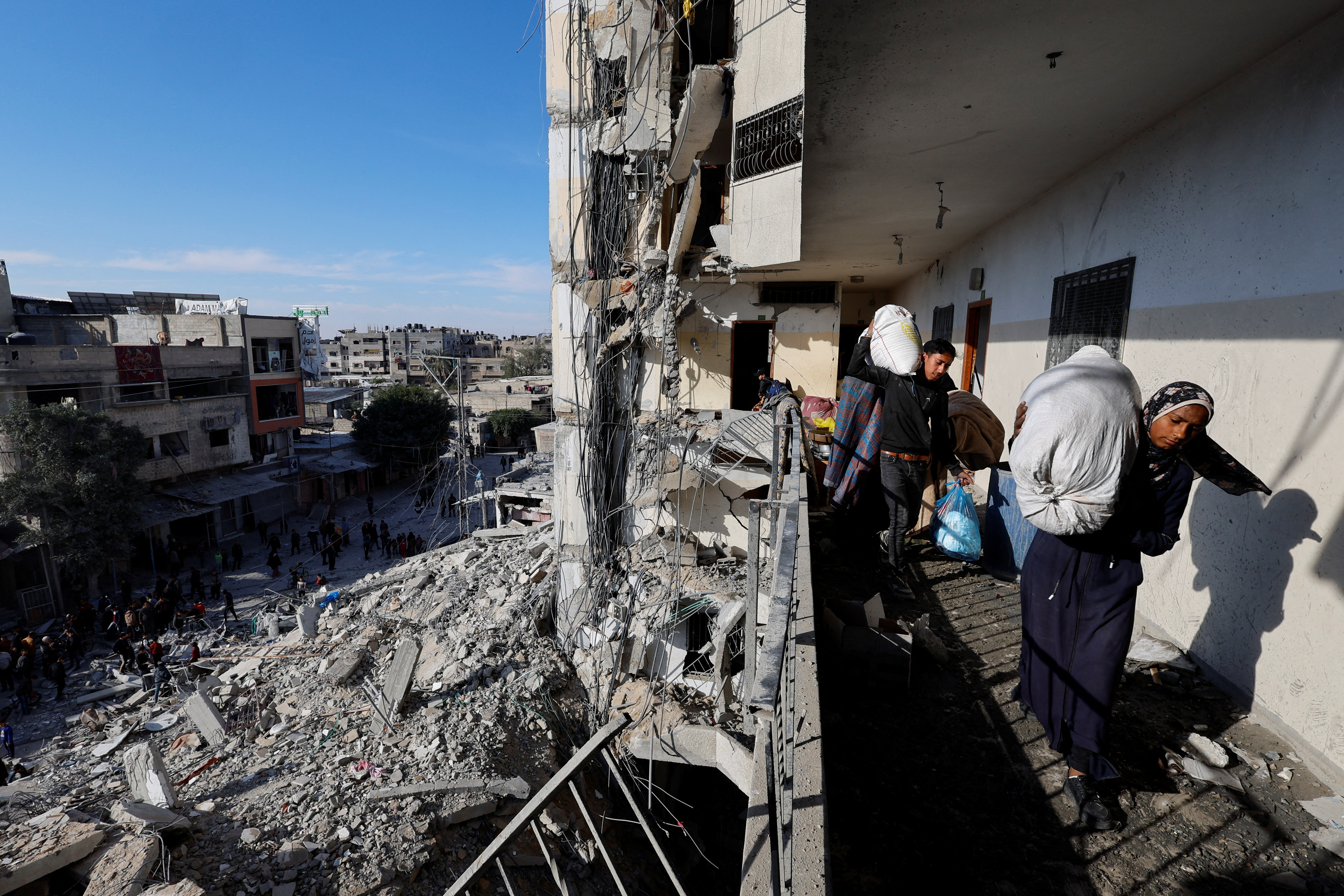 Palestinians carry belongings at the site of an Israeli air strike on a building, amid the ongoing conflict between Israel and the Palestinian Islamist group Hamas, in Rafah, in the southern Gaza Strip March 9, 2024. REUTERS/Mohammed Salem