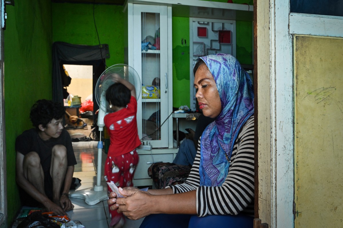 shows Bajaj driver and single mother Ekawati, who plies her three-wheeled taxi in a profession overwhelmingly dominated by men